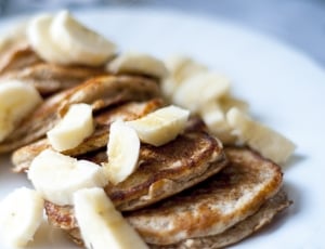 cooked round food with sliced bananas thumbnail