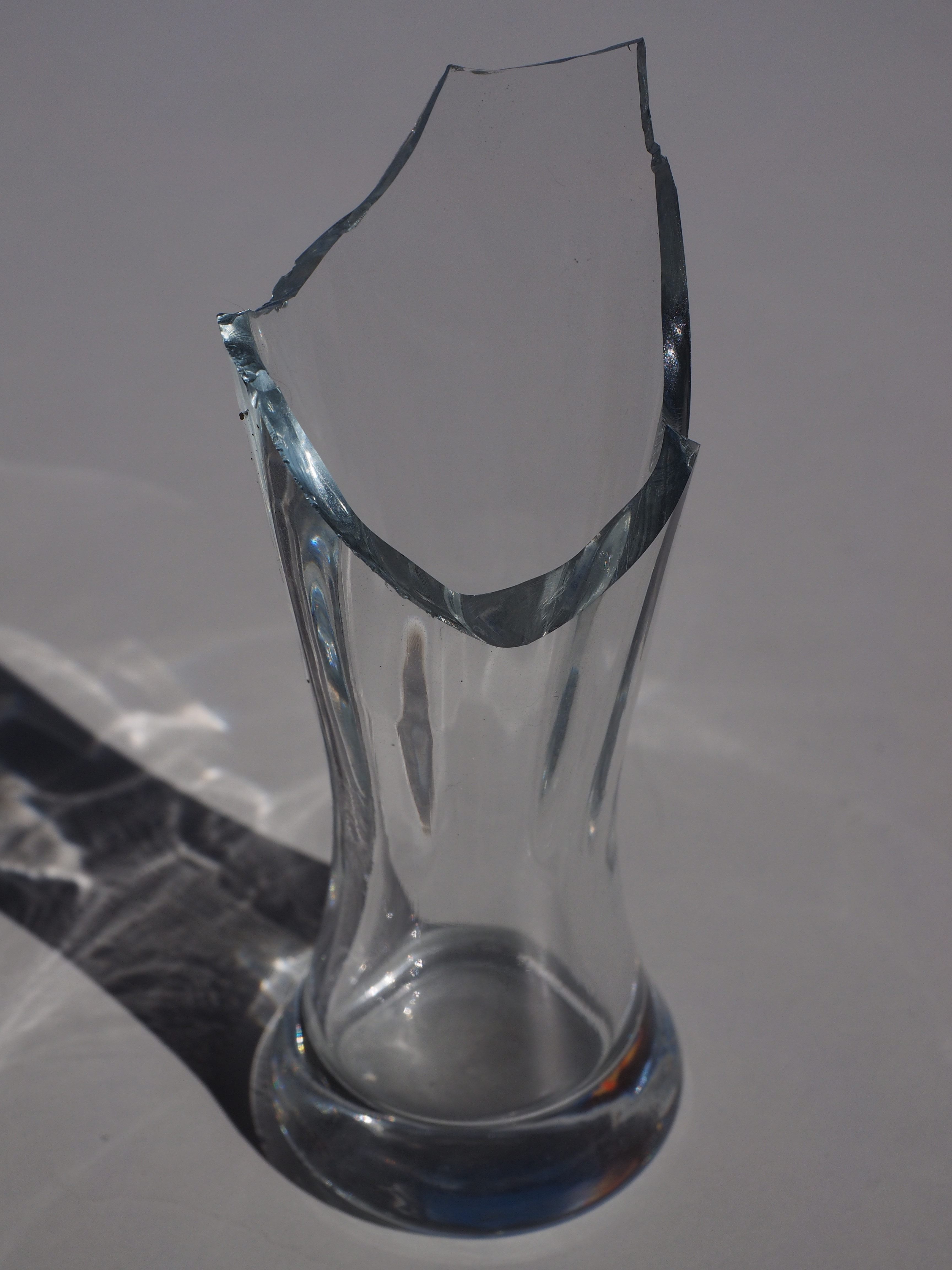 Разбилась стеклянный стакан. Стеклянные предметы. Разбитая стеклянная ваза. Разбирая ваза стеклянная. Разбитая стеклянная посуда.