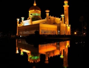 Sultan Omar Ali Saifuddien Mosque at night thumbnail