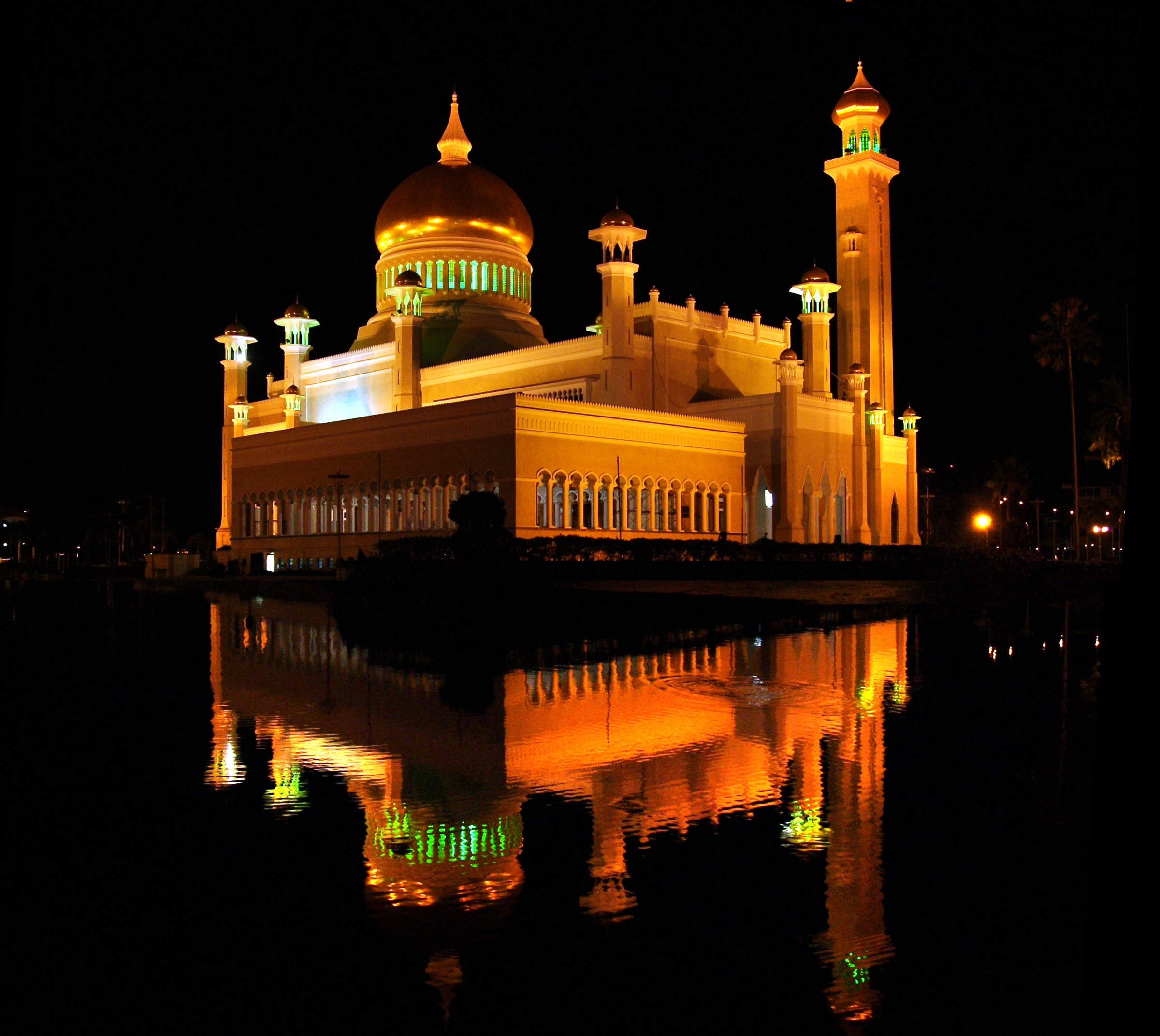 Sultan Omar Ali Saifuddien Mosque at night