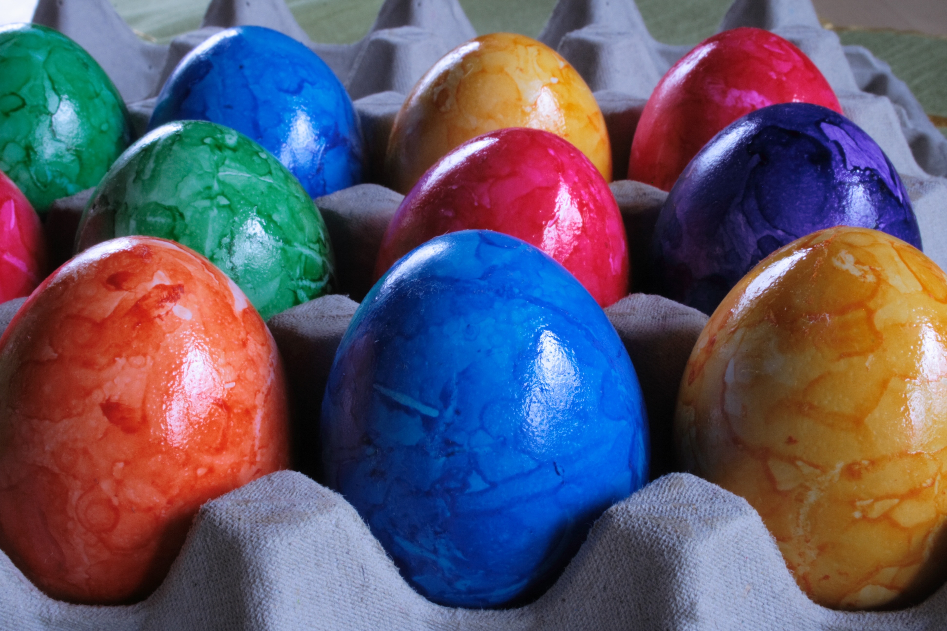 В какой день красят яйца на пасху. Пасхальное яйцо. Разноцветные яйца. Пасхальные яйца цветные. Цветные яйца на Пасху.