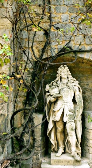 man wearing knight armour statue thumbnail