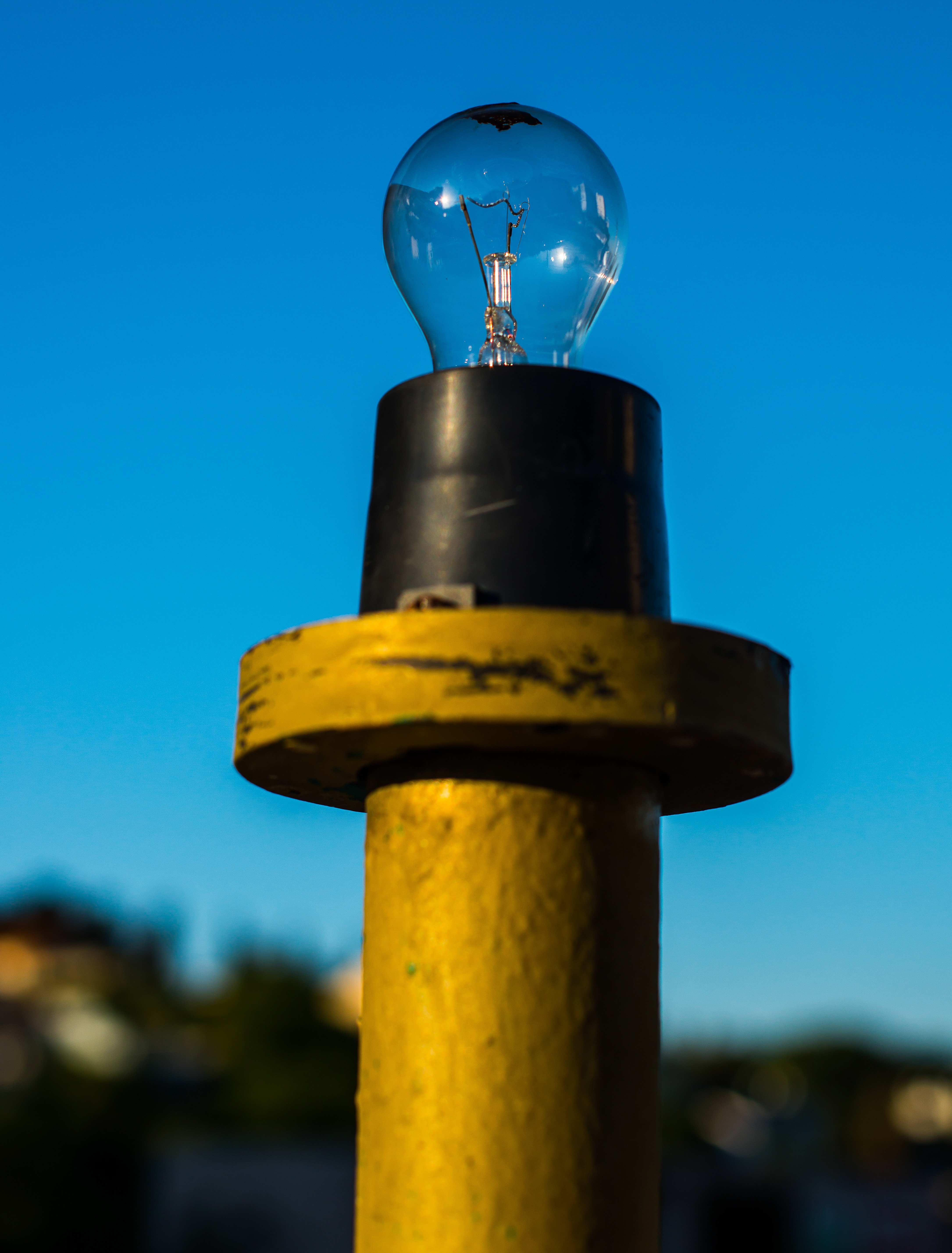 shallow focus photography of yellow post lamp