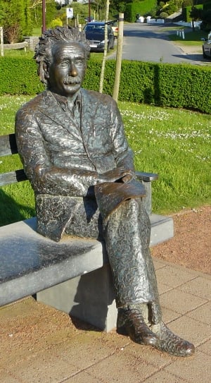 albert eistein sitting on bench statue thumbnail