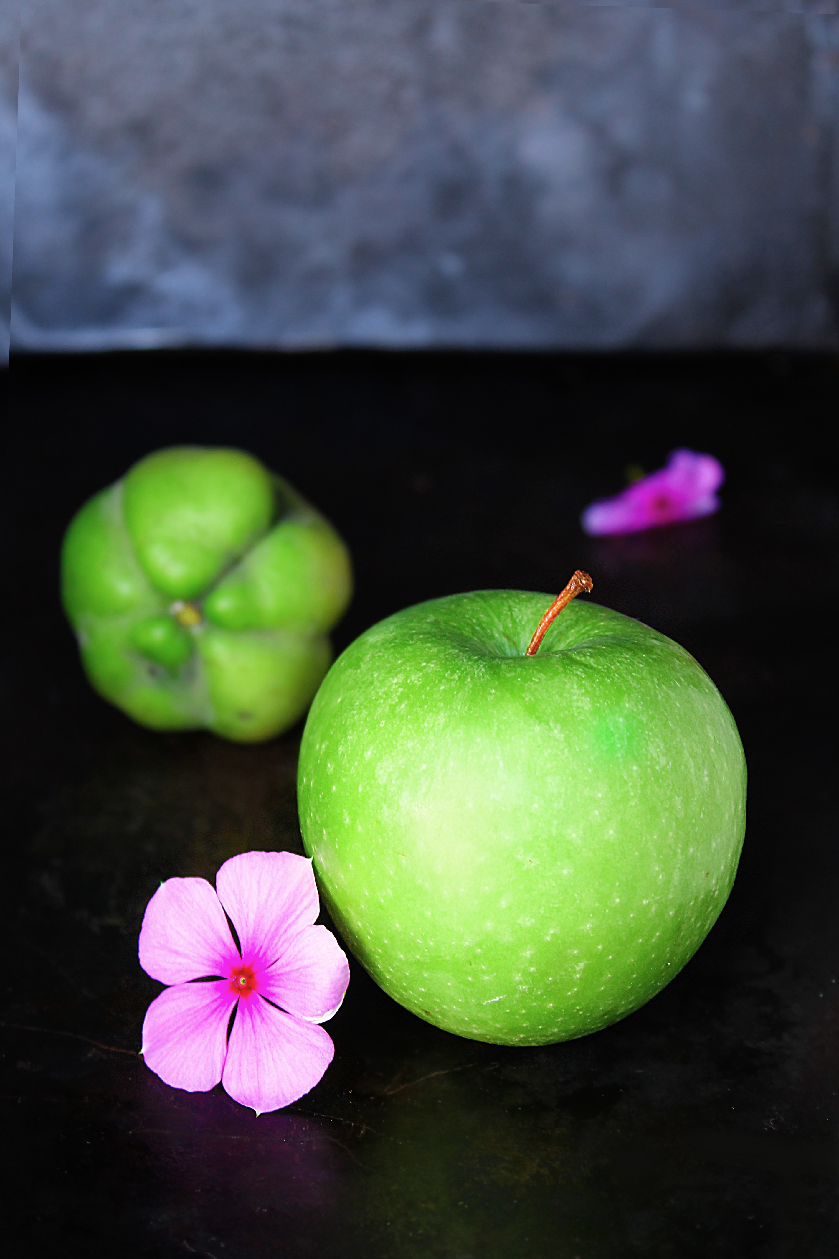 macro lens photography of green apple fruit