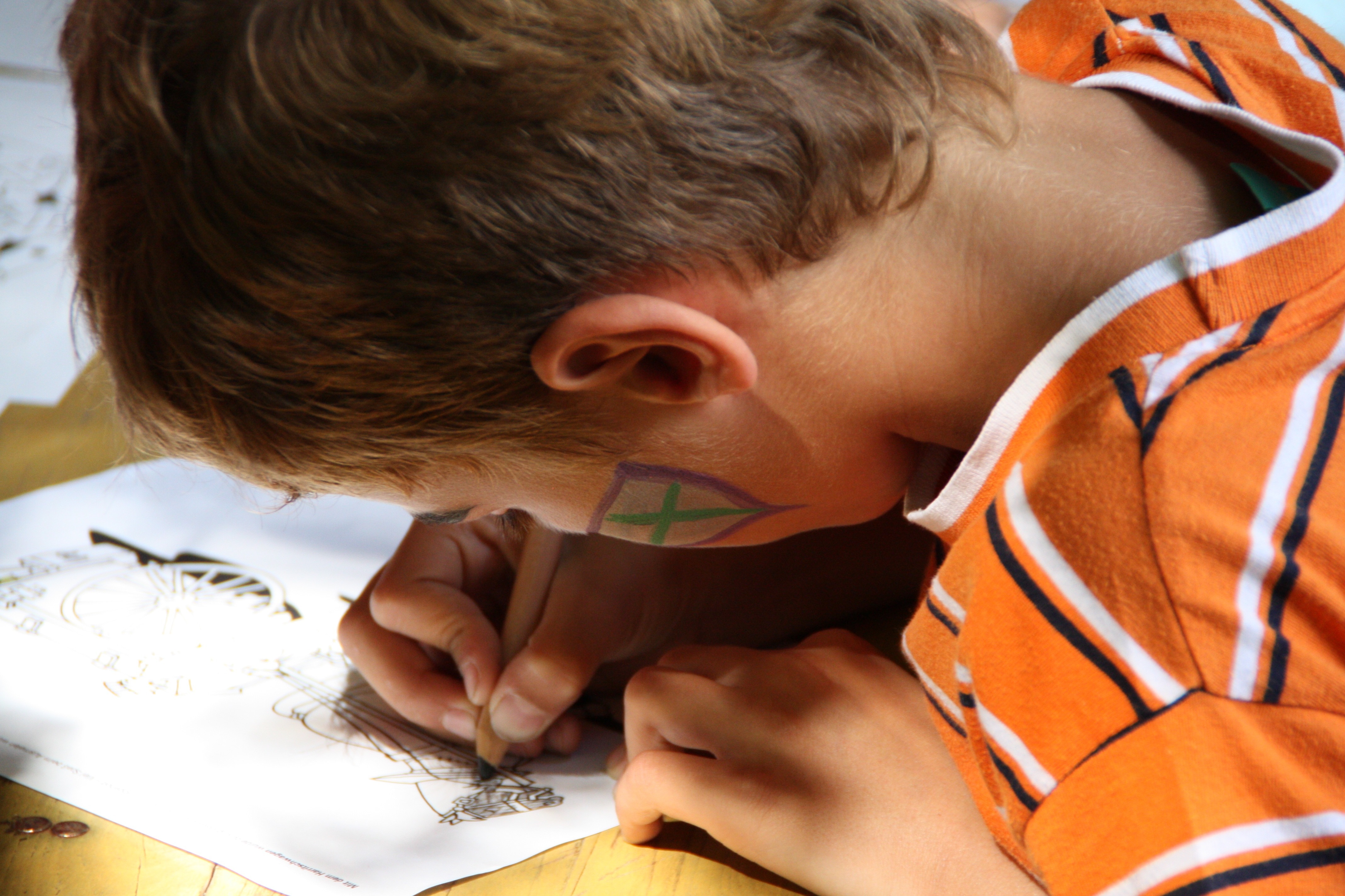11 летние мальчики занимаются. Мальчик рисует. Рисование для мальчиков. Мальчик рисует фото. Фото 12 летнего мальчика.
