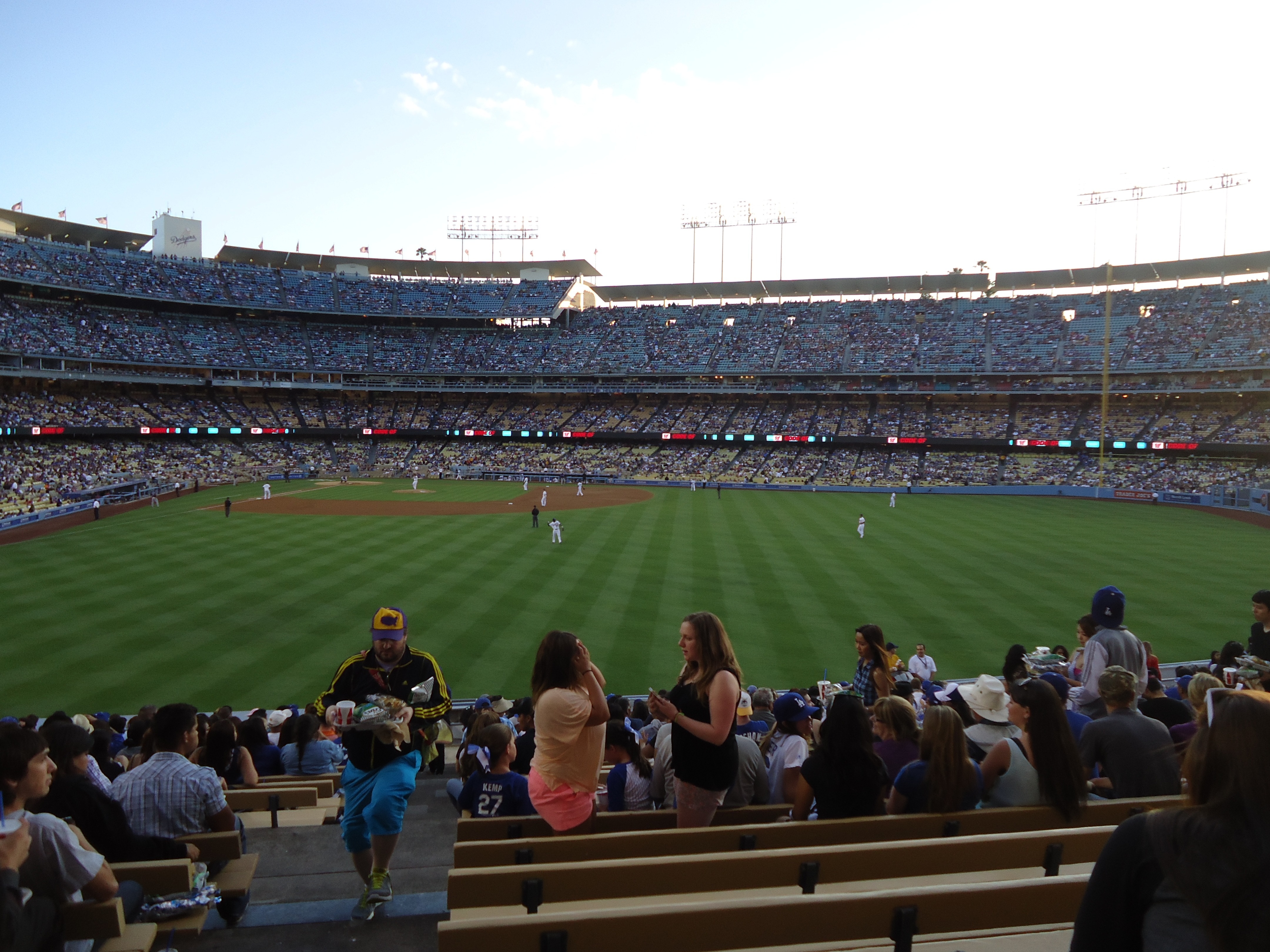 Сегодня какой стадион играет. Доджер, бейсбольный стадион Лос-Анджелеса. Бейсбольная команда Янки 2022 стадион. Стадион игра. Стадион с людьми.