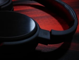black headphones thumbnail