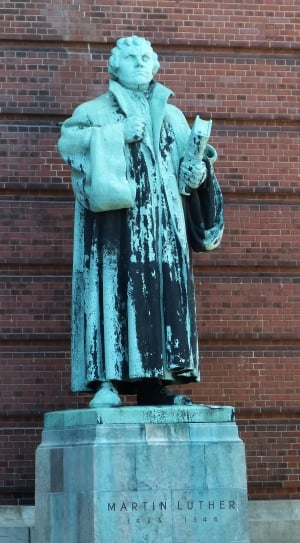 grey and black martin luther statue thumbnail