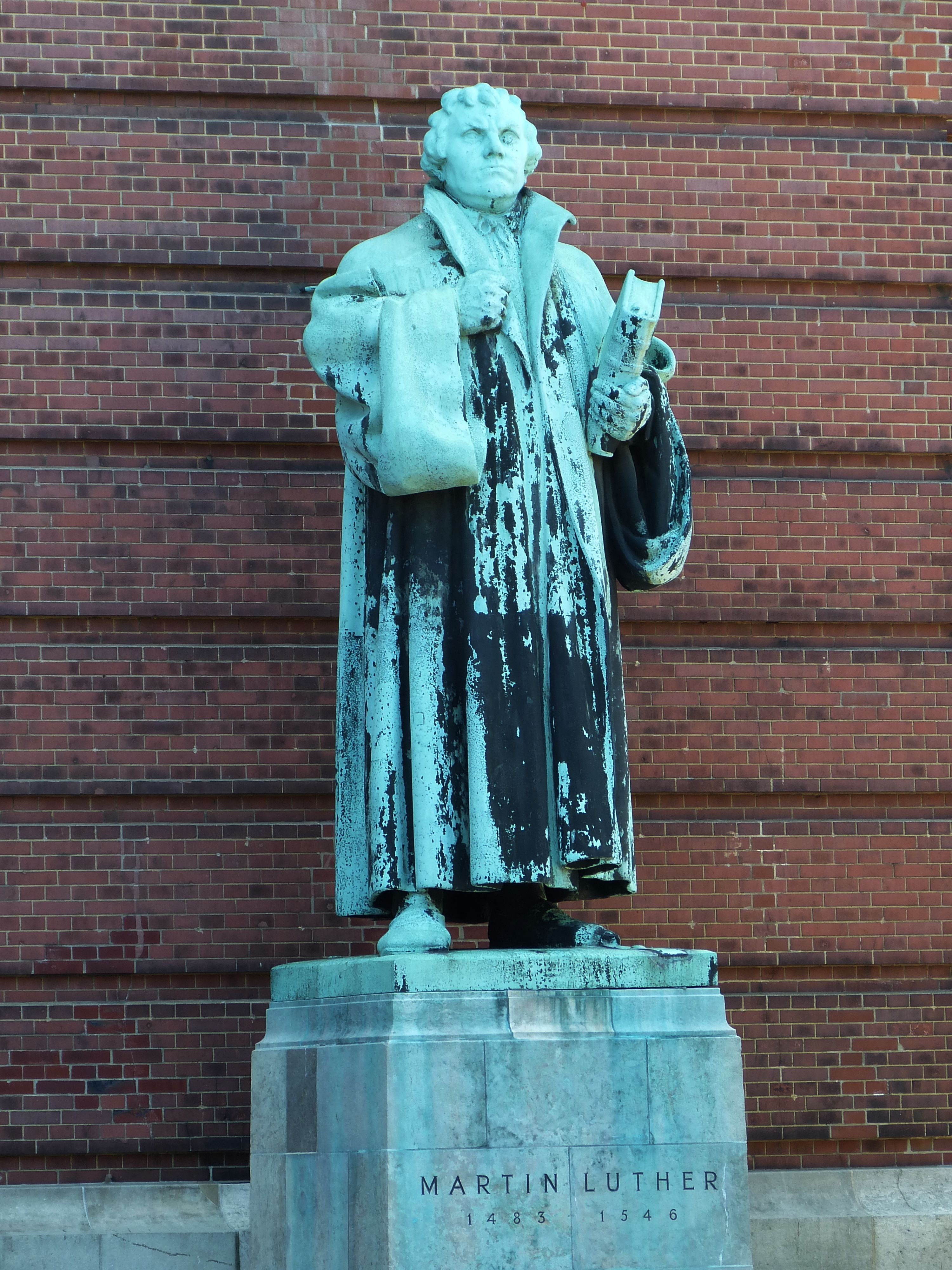 grey and black martin luther statue