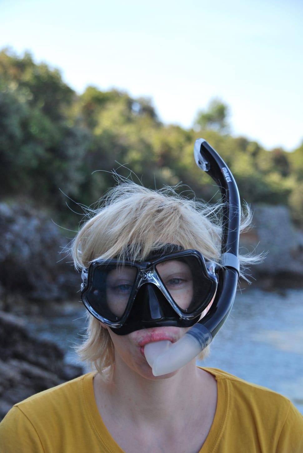 black snorkling goggles preview