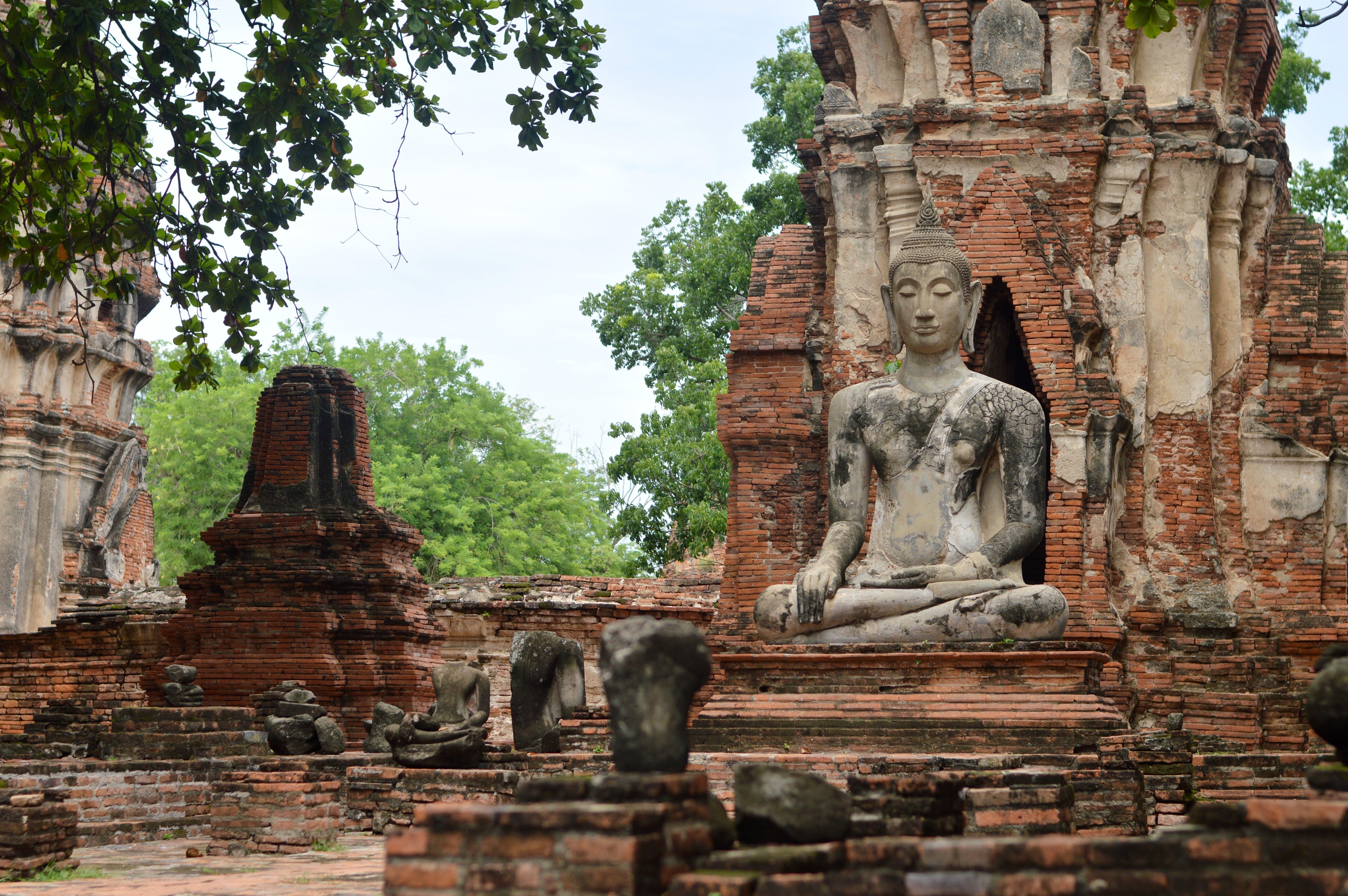 gray buddha statue