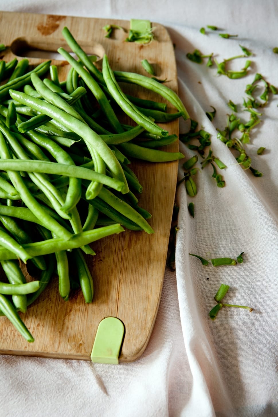 string beans on wooden chopping board preview