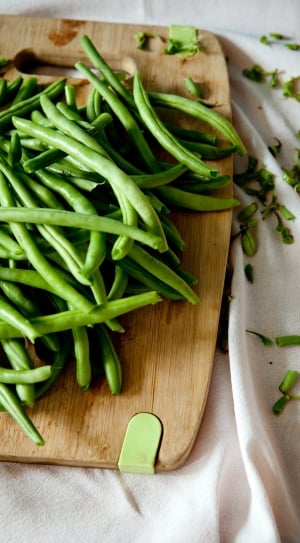 string beans on wooden chopping board thumbnail