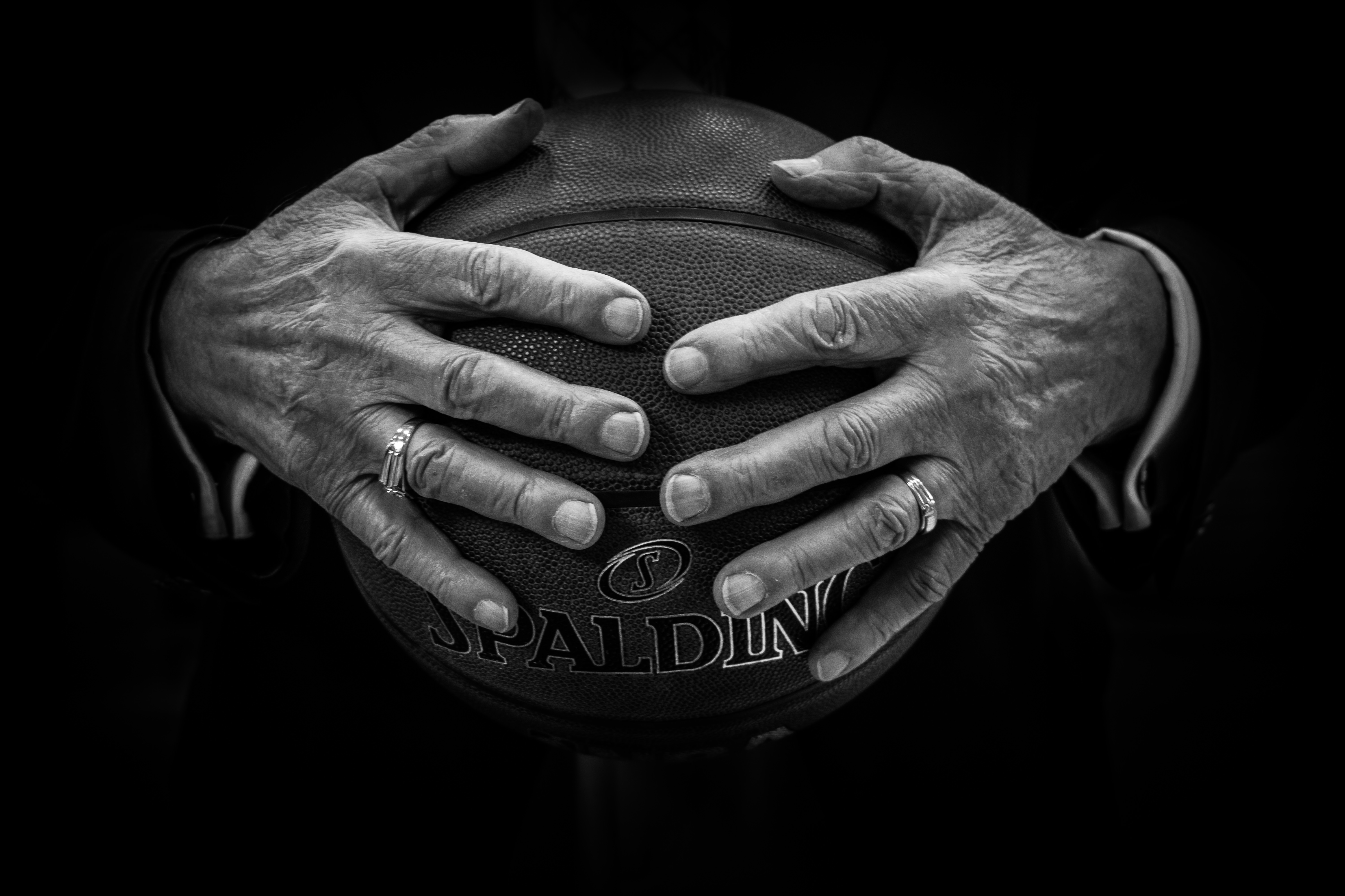 Руки 45 см. Баскетбольный мяч в руках. Баскетбол руки. Баскетбол рука мяч. Рука держит мячик.