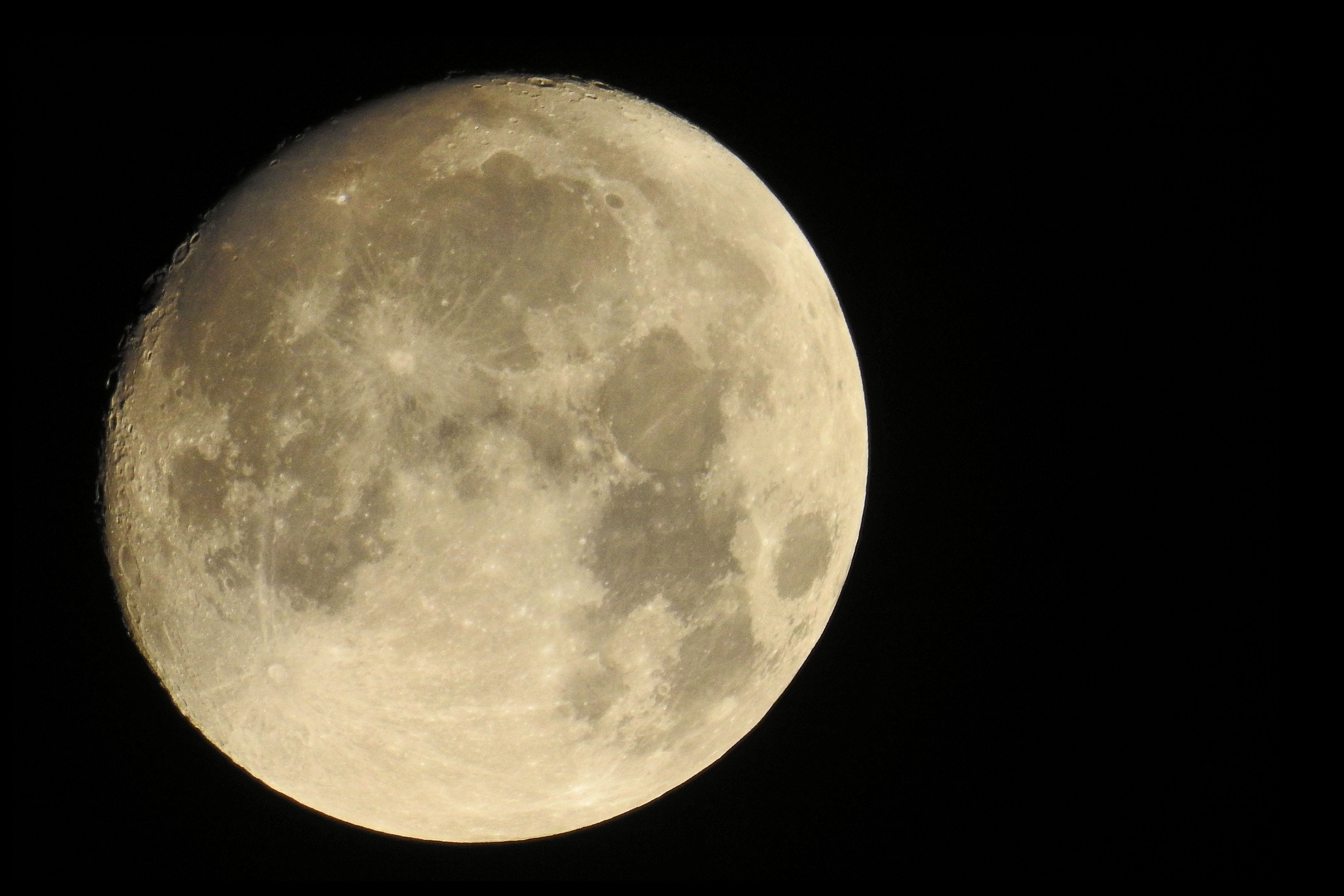 Правильная форма луны. Форма Луны. Фото Луны. Белая Луна. Реальная форма Луны.