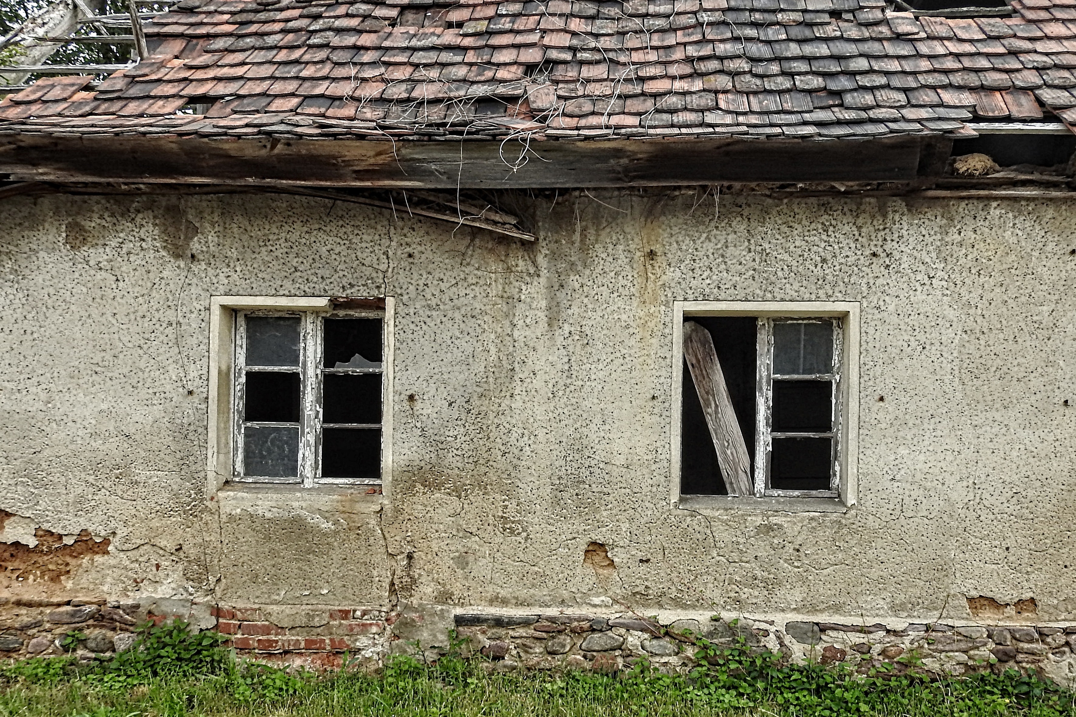 gray concrete house