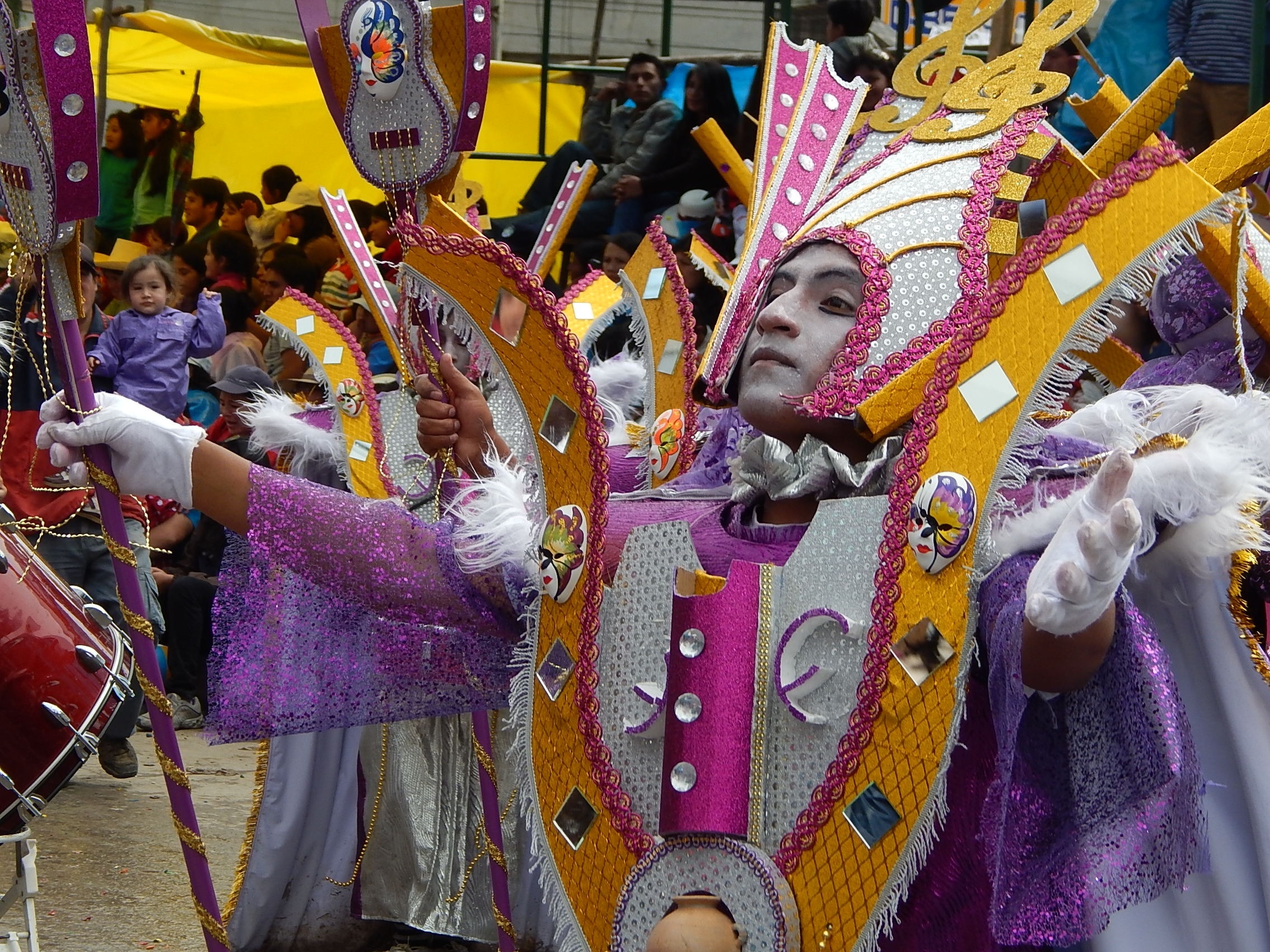 Культура развлечения. Карнавалы. Праздники. Карнавал в Перу. Карна. Парад маскарад.
