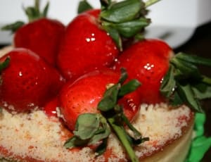 strawberry cake thumbnail