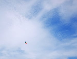 blue white and red paraglider thumbnail