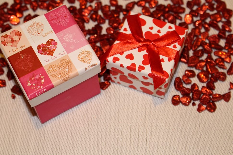 white and red hearts printed gift box preview