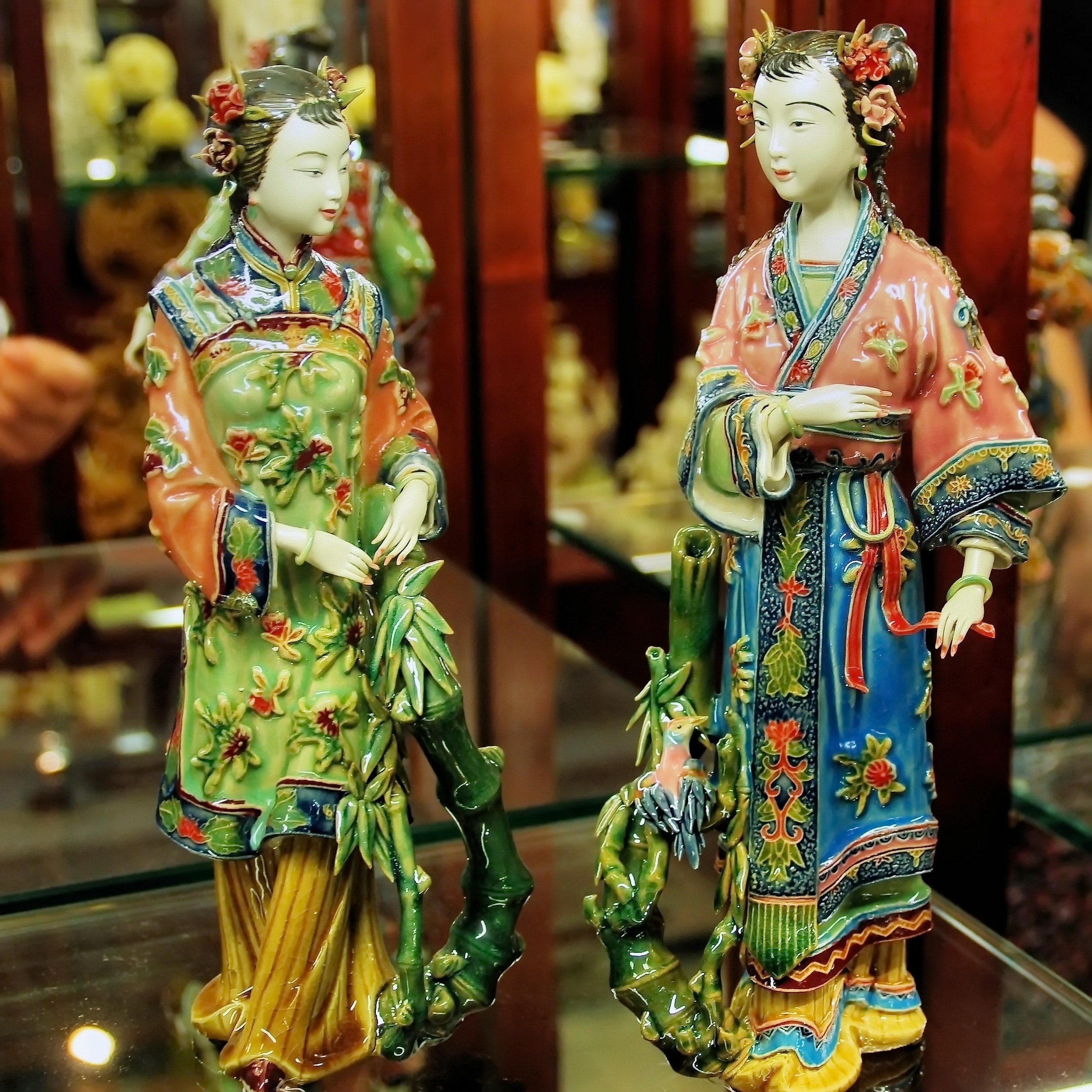2 geisha ceramic figurines