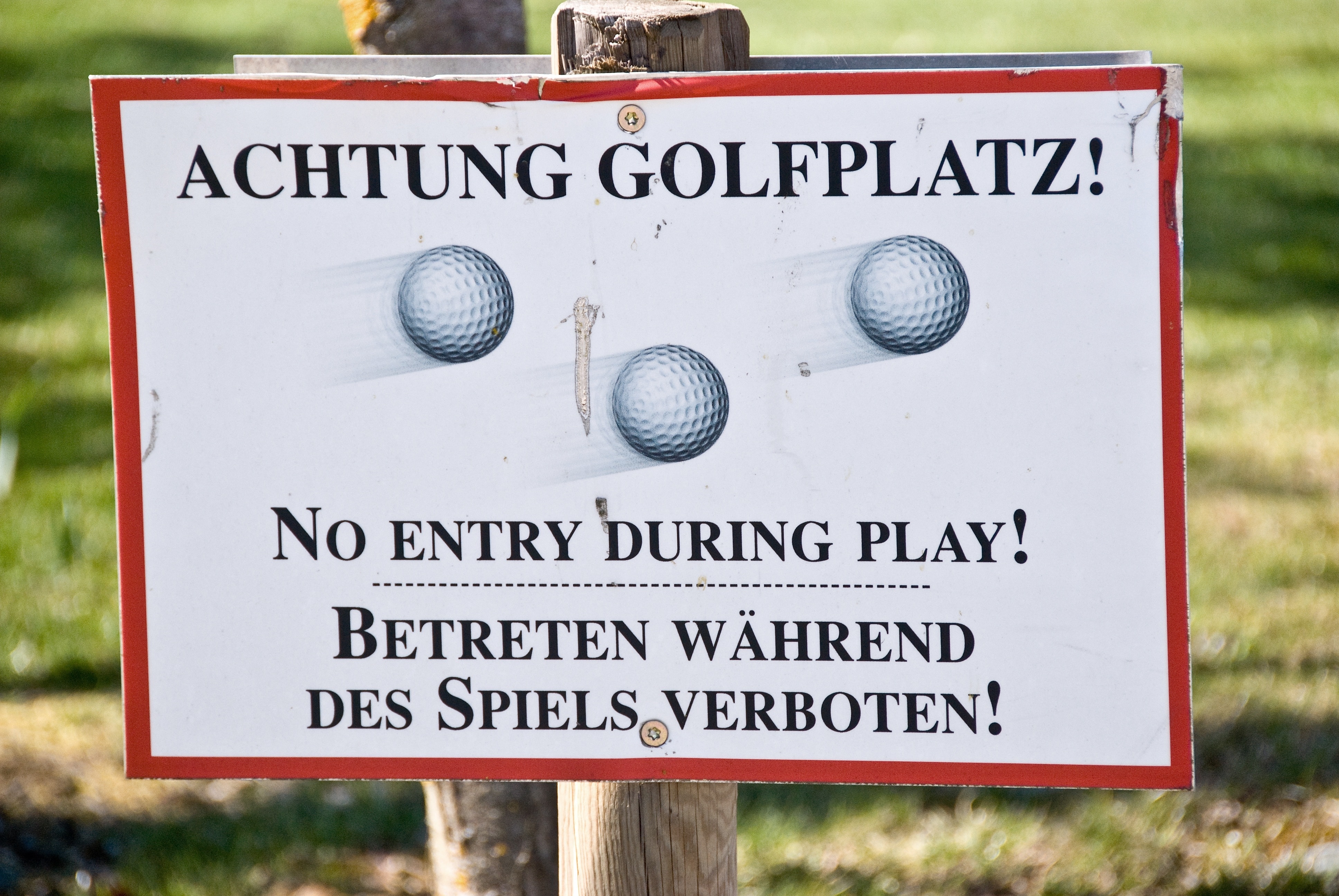 achtung golfplatz no entry during play signage