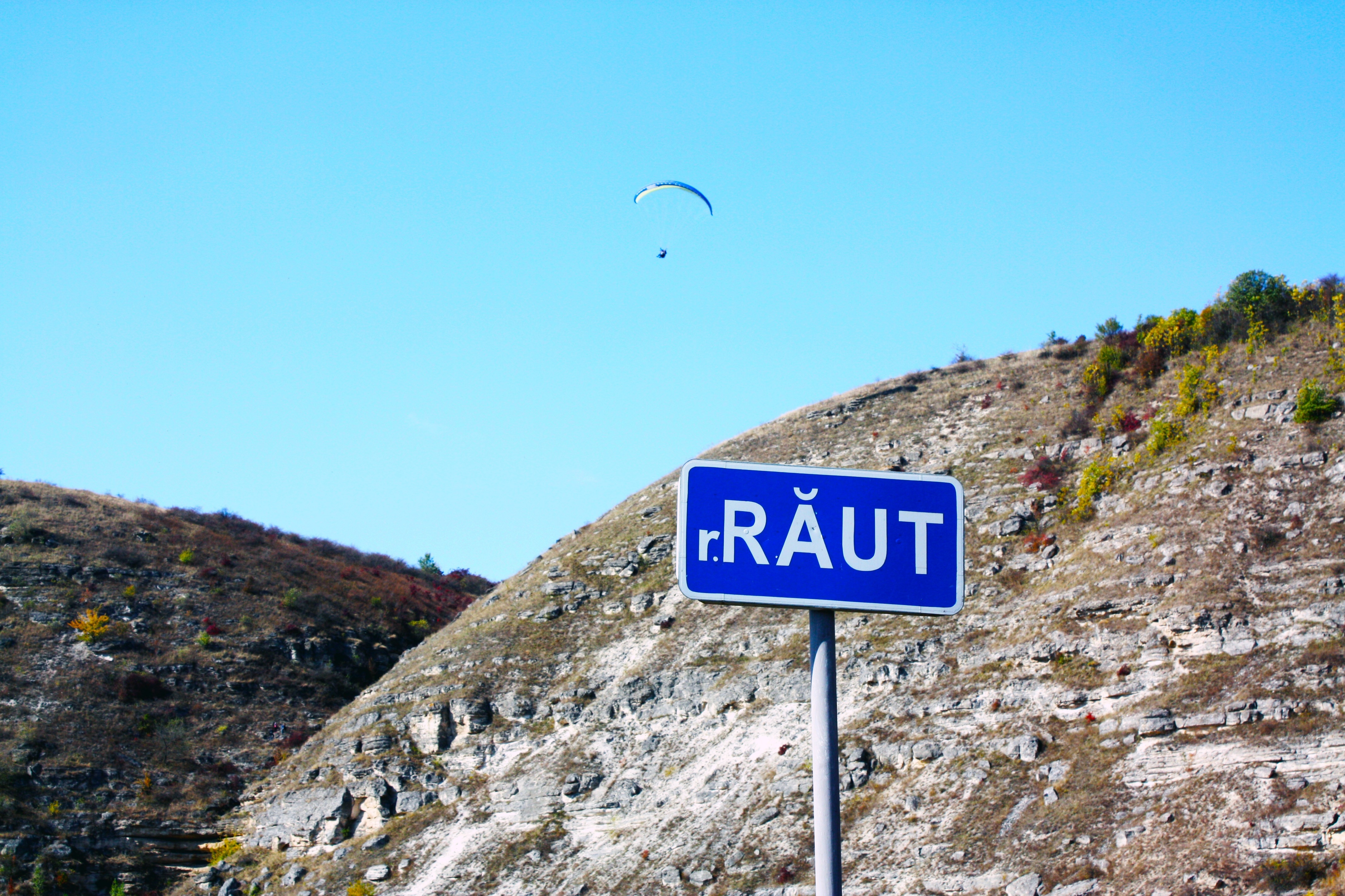 blue r raut road signage