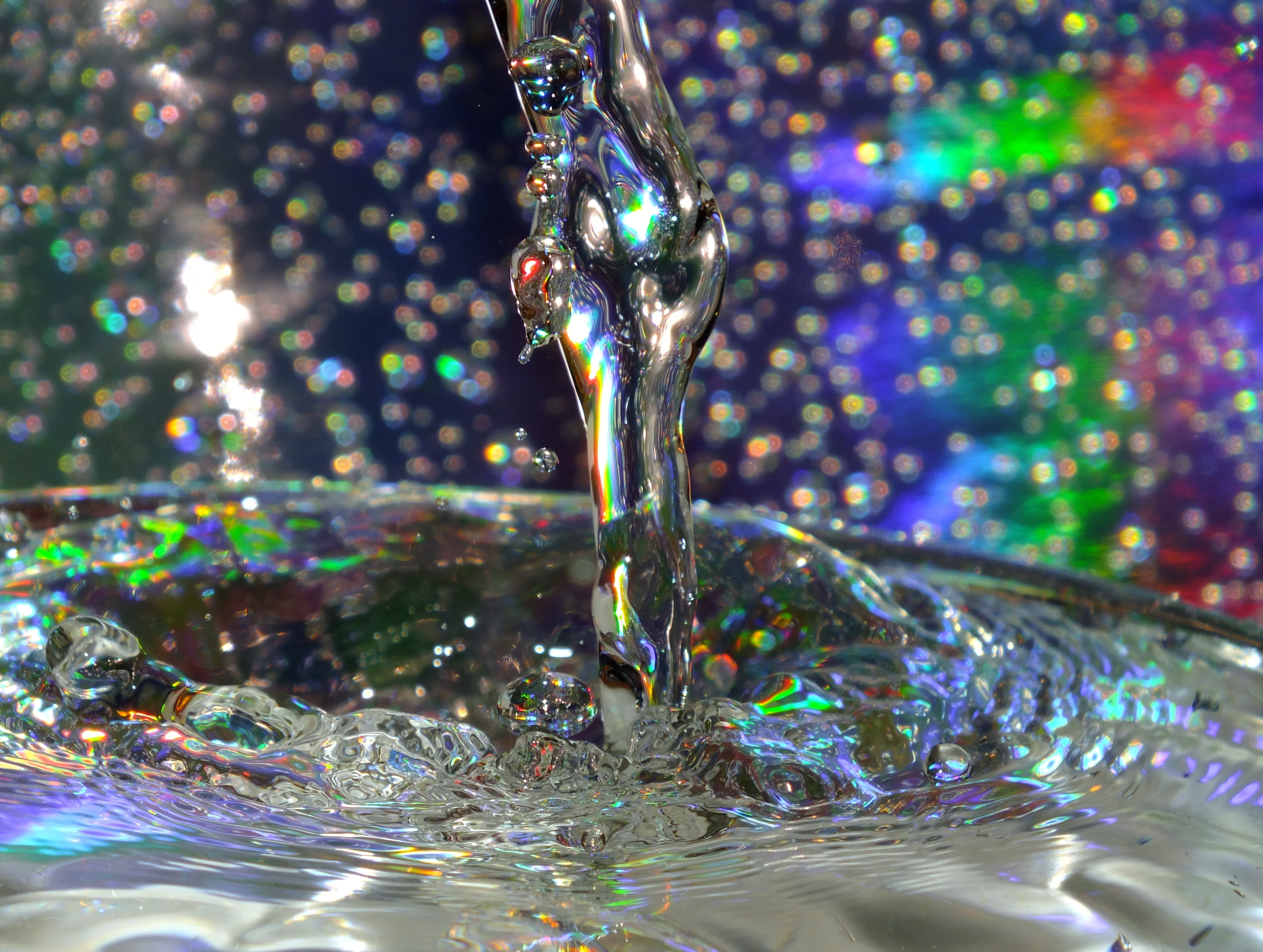 Прозрачная блестящая вода. Разноцветные капли. Капли воды. Разноцветные капли воды. Кристальная капля вода.