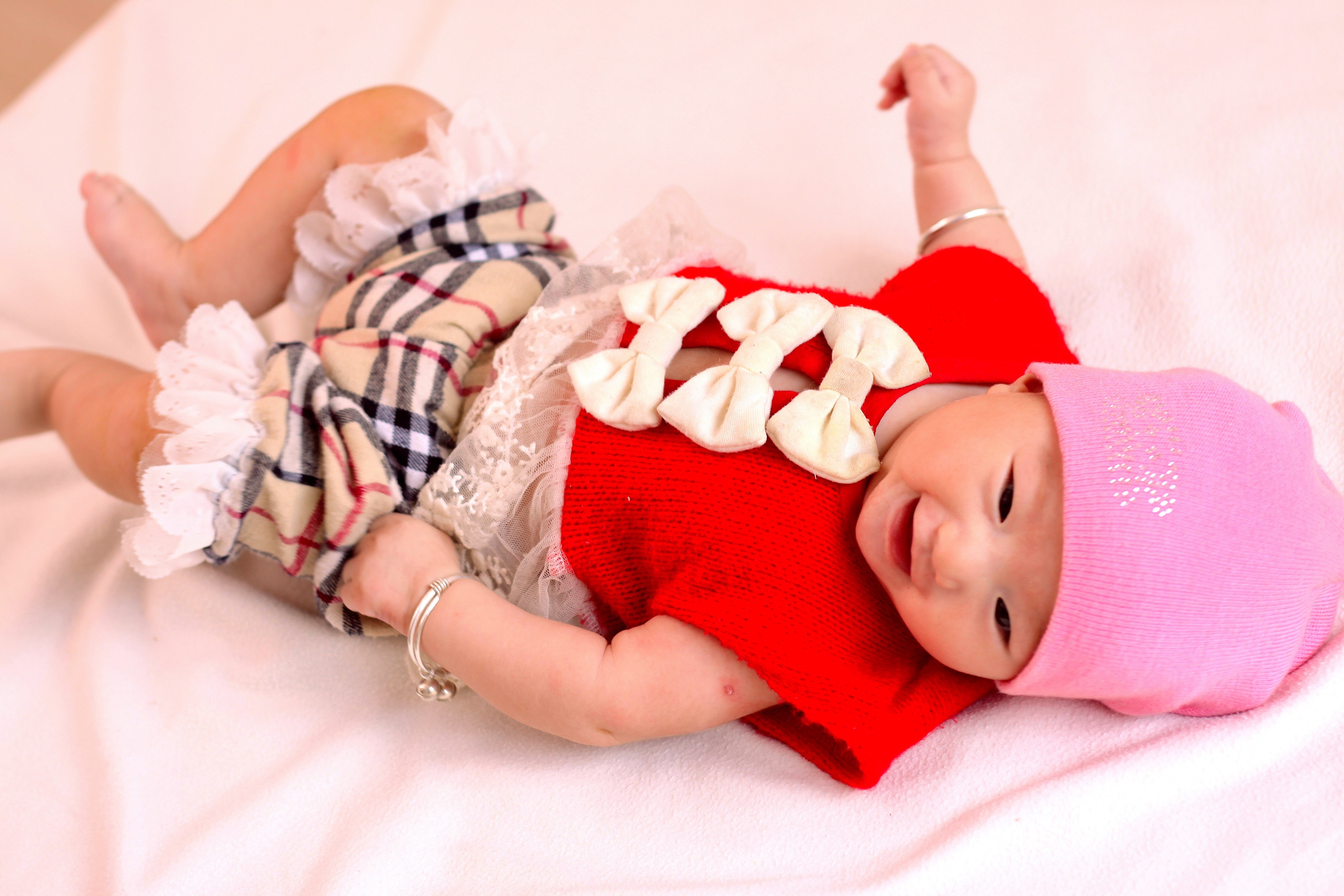 baby's classic check burberry ruffle hem shorts, red vest and pink beanie cap