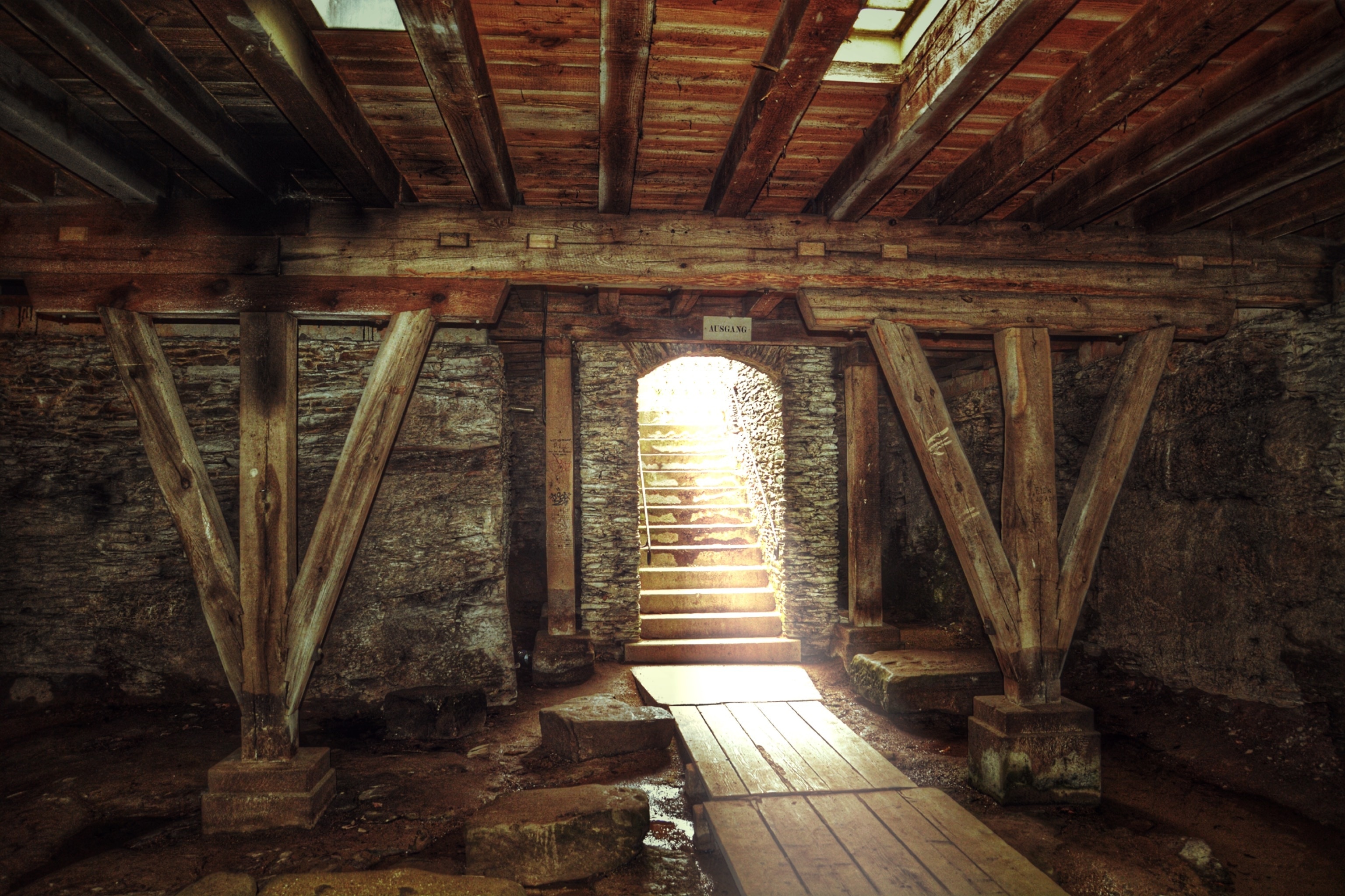 Старинный дом под домом. Старинные деревянные балки. Деревянный подвал. Дом с подвалом. Каменный подвал.