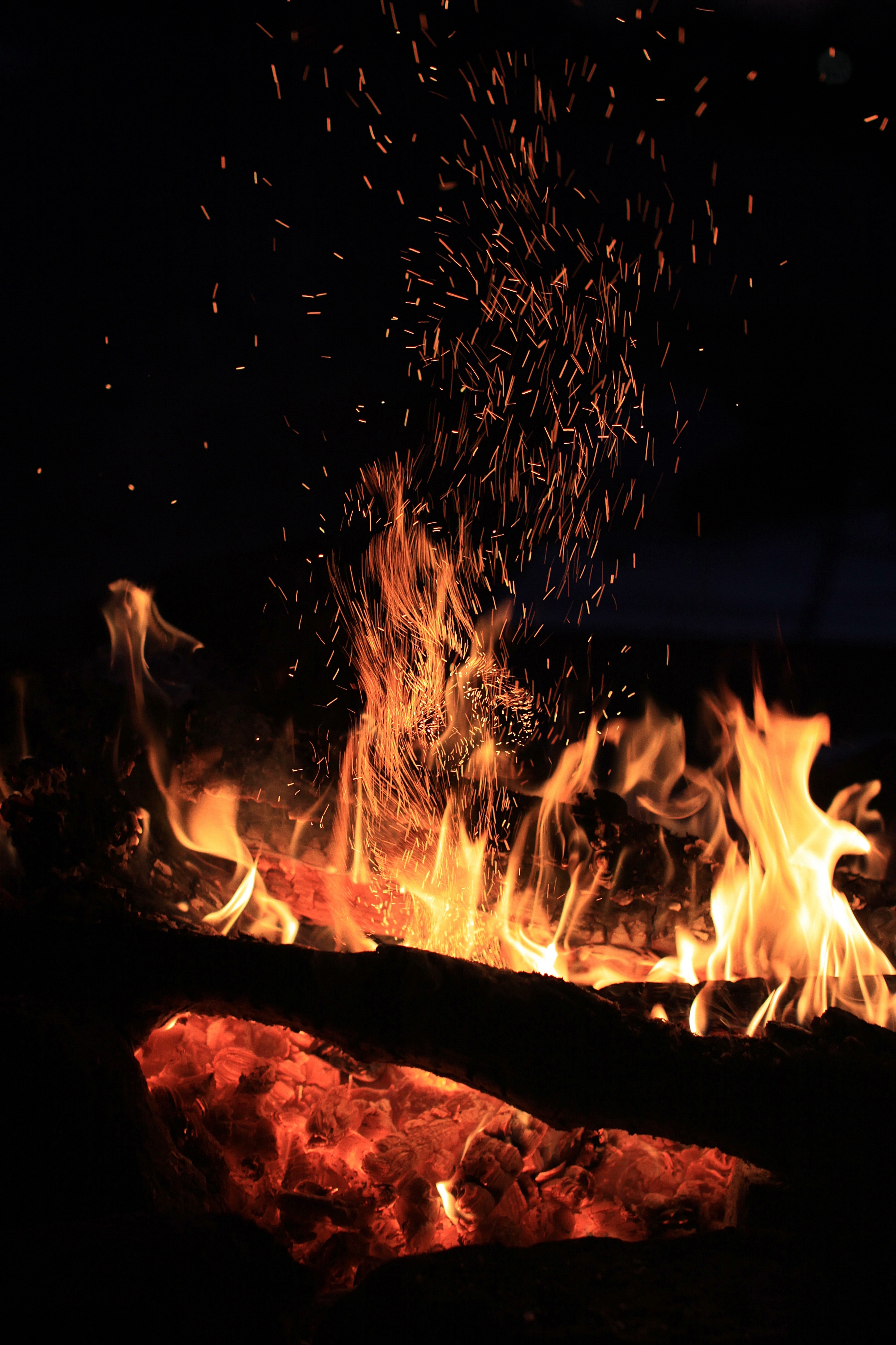 Night is on fire. Огонь костер. Костер ночью. Огни в ночи. Пламя костра.