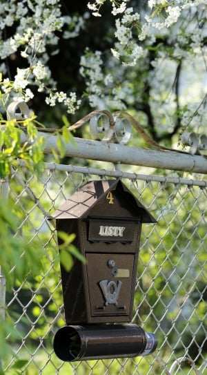 brown listy mailbox thumbnail