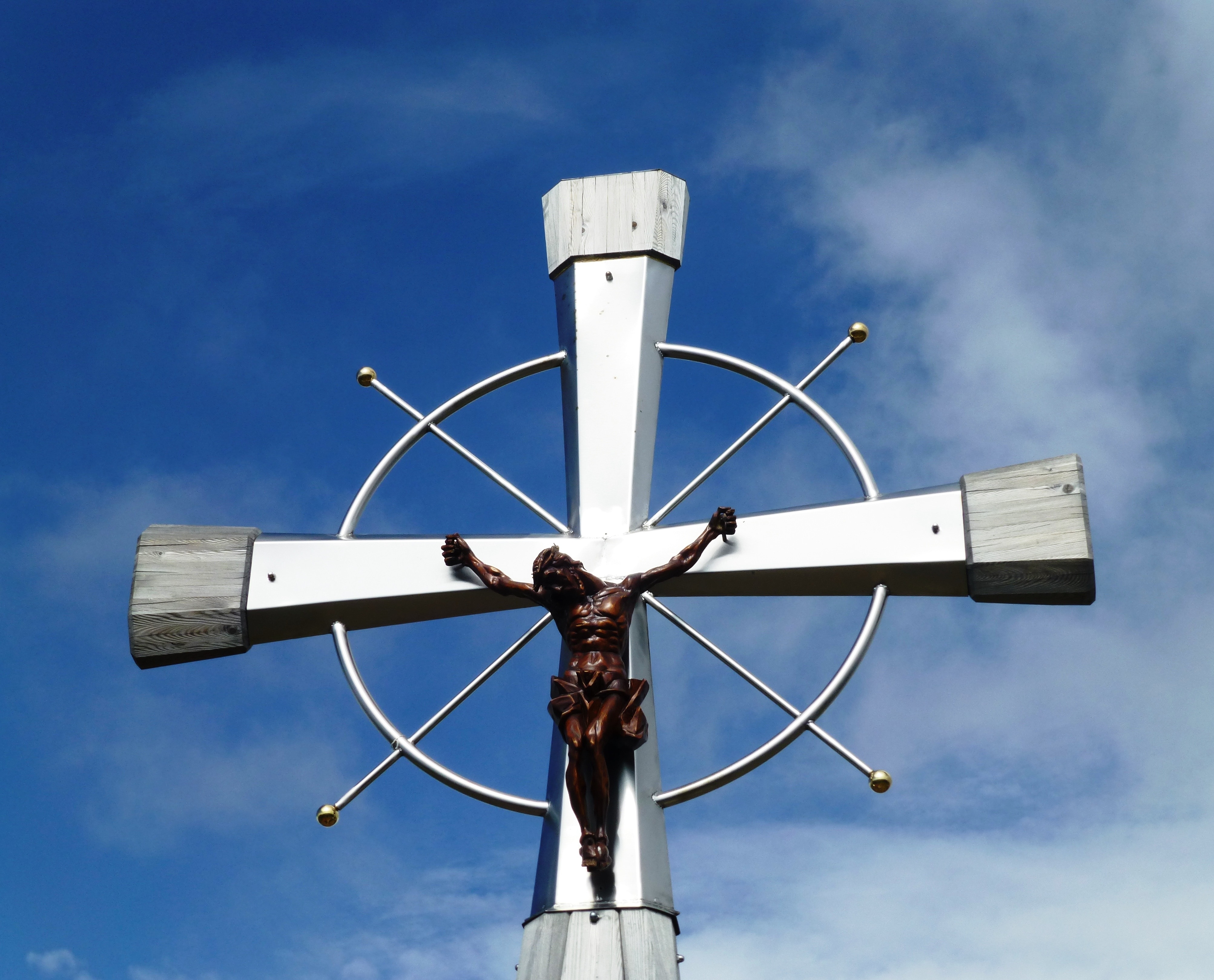 brown and gray crucifix statue