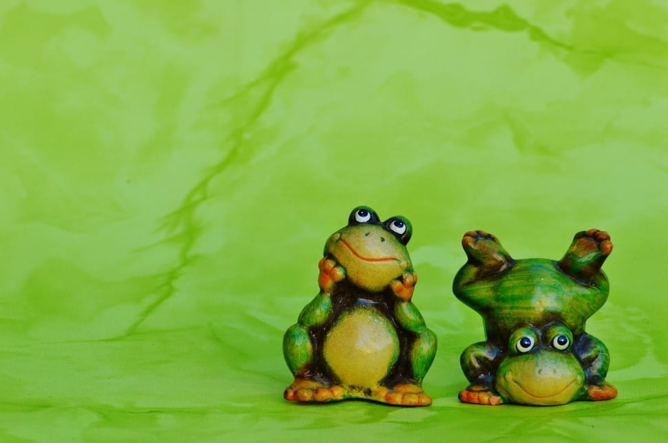 2 yellow and green frogs painting preview