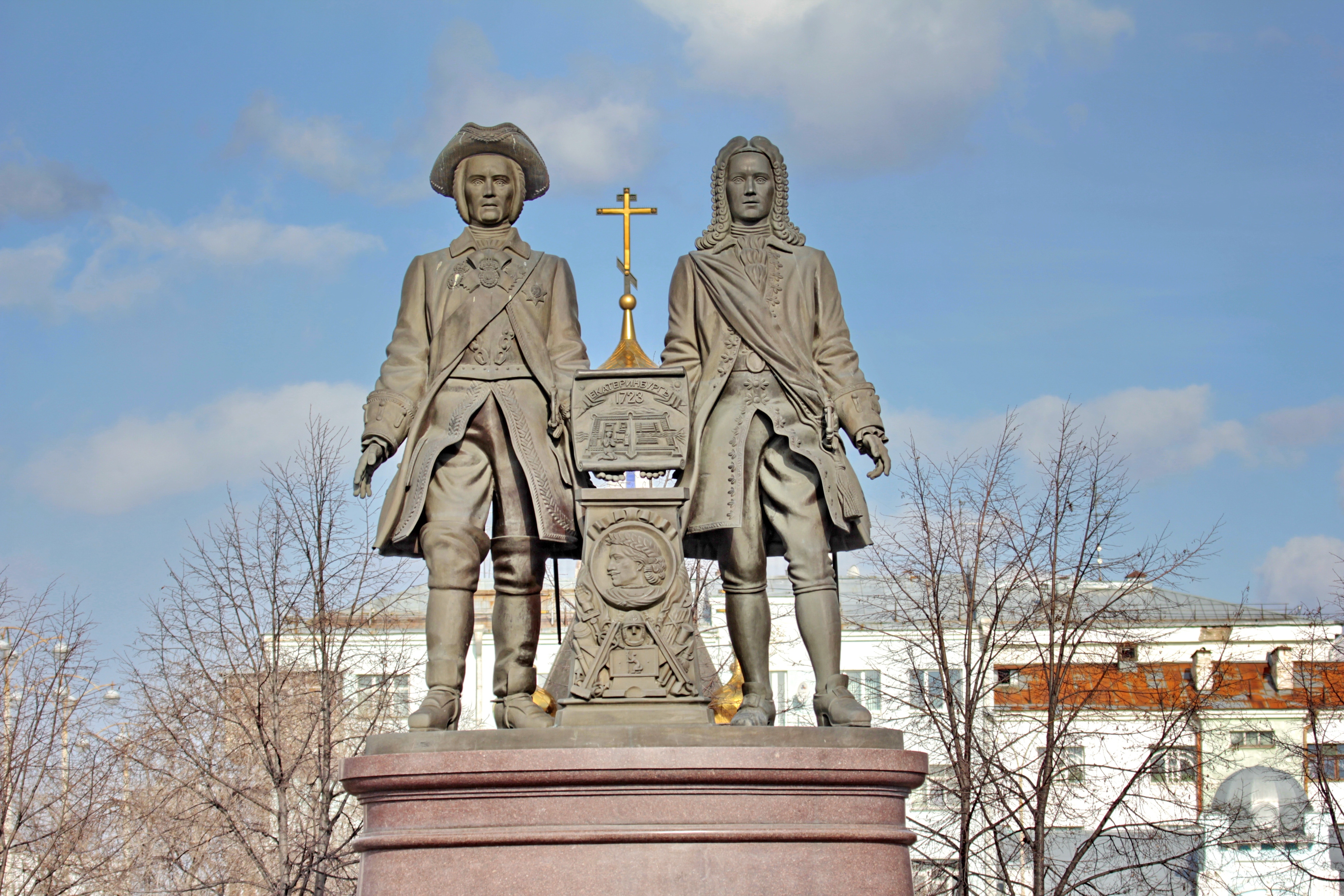 2 men statue