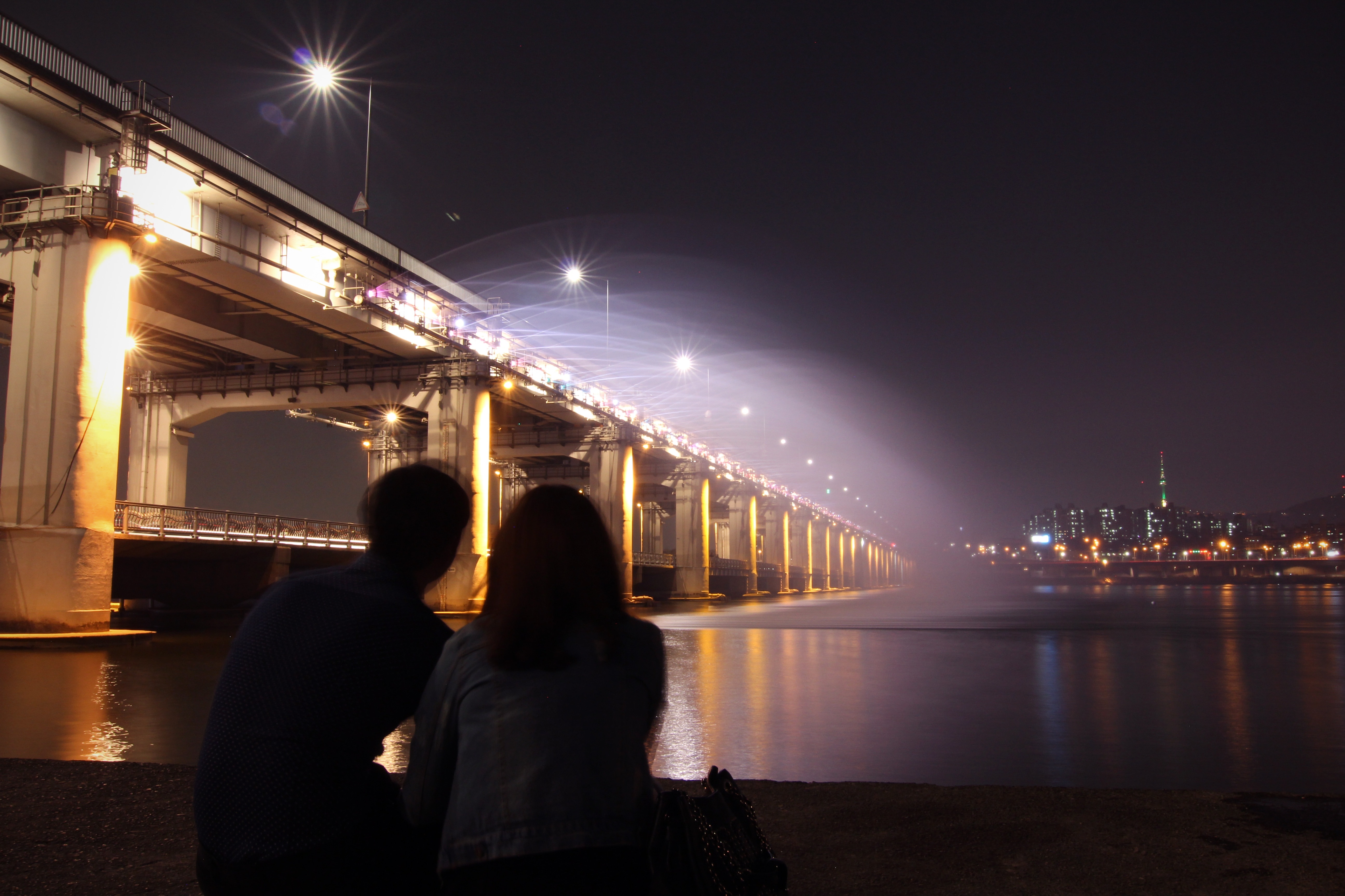 Хана ночи. Река Хан Корея. Корея Сеул река Ханган. Река Ханган ночной Сеул. Мост на реке Хан.