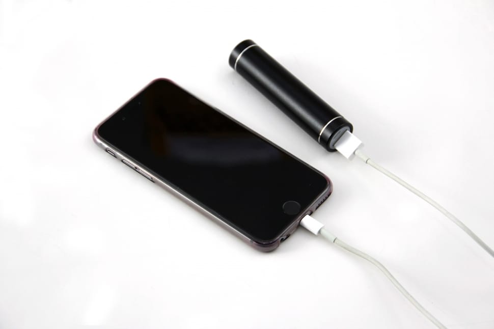 space gray iPhone 6 connecting with power bank preview