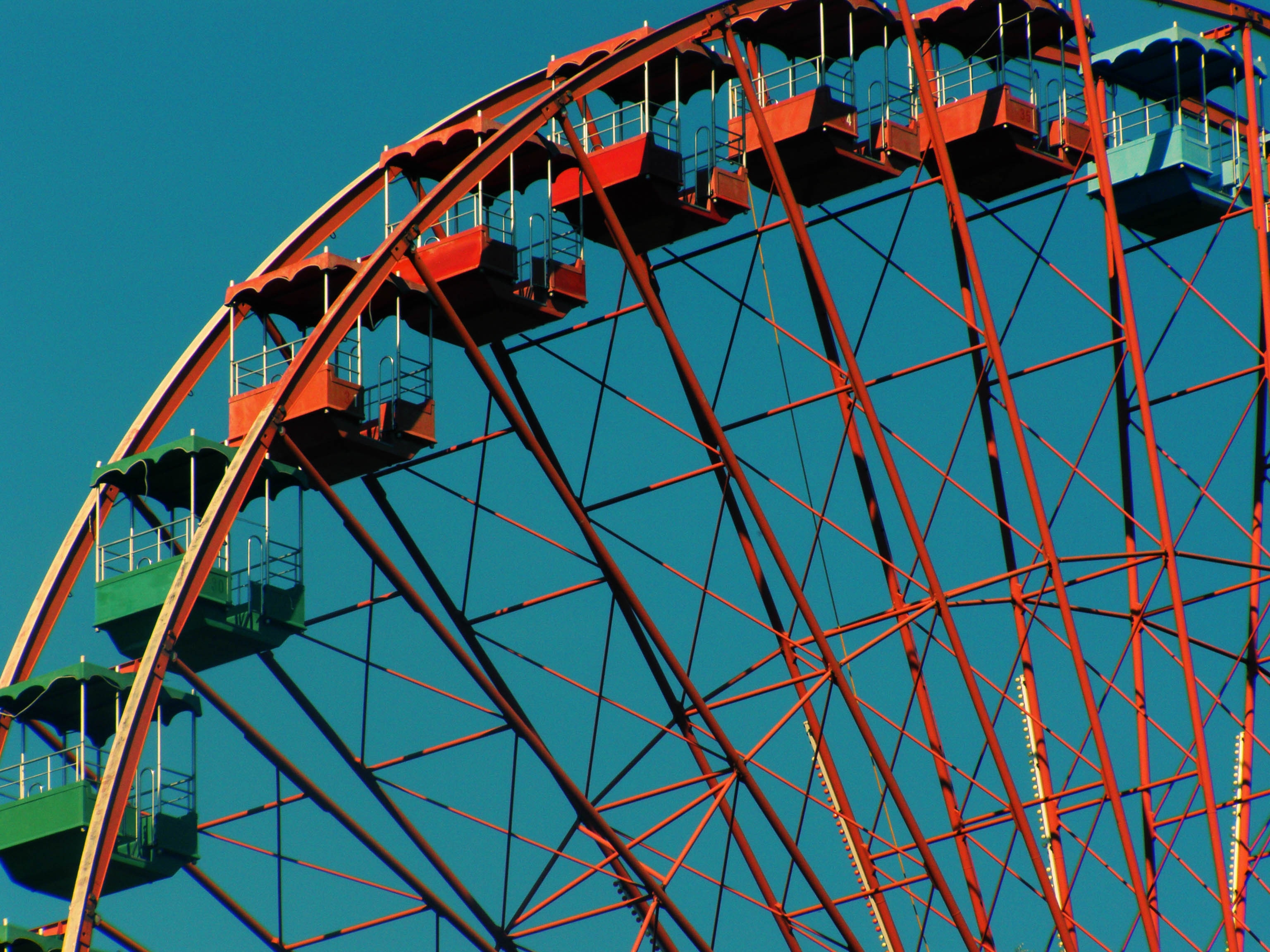 red and green ferris wheel