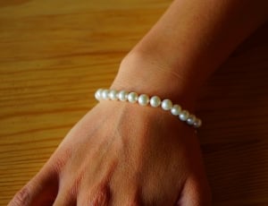 white pearl bracelet thumbnail