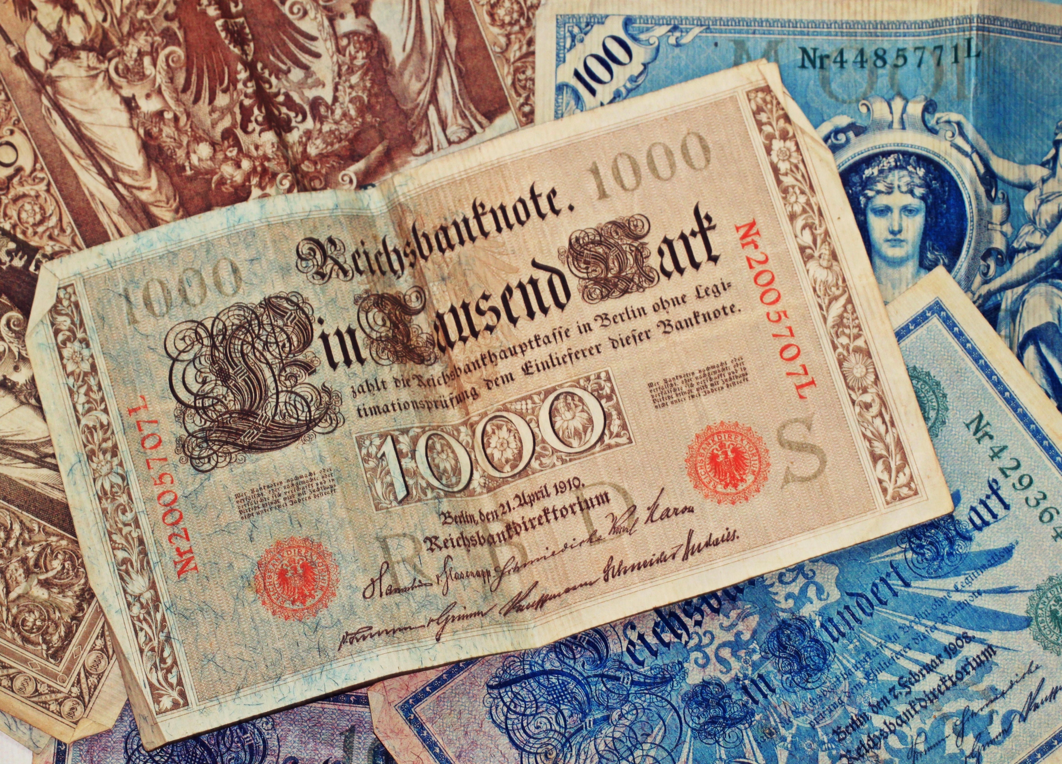 Banking monetary. Императорские банкноты Германия. Старые бумаги на деньги. Старые немецкие деньги. Деньги валюта.