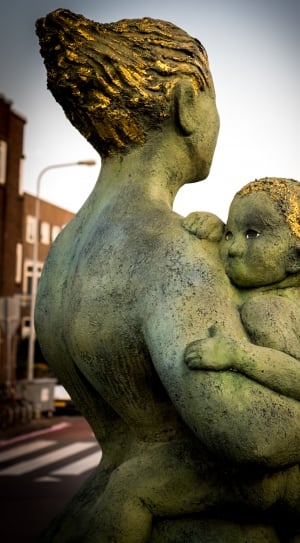 mother and child statue thumbnail