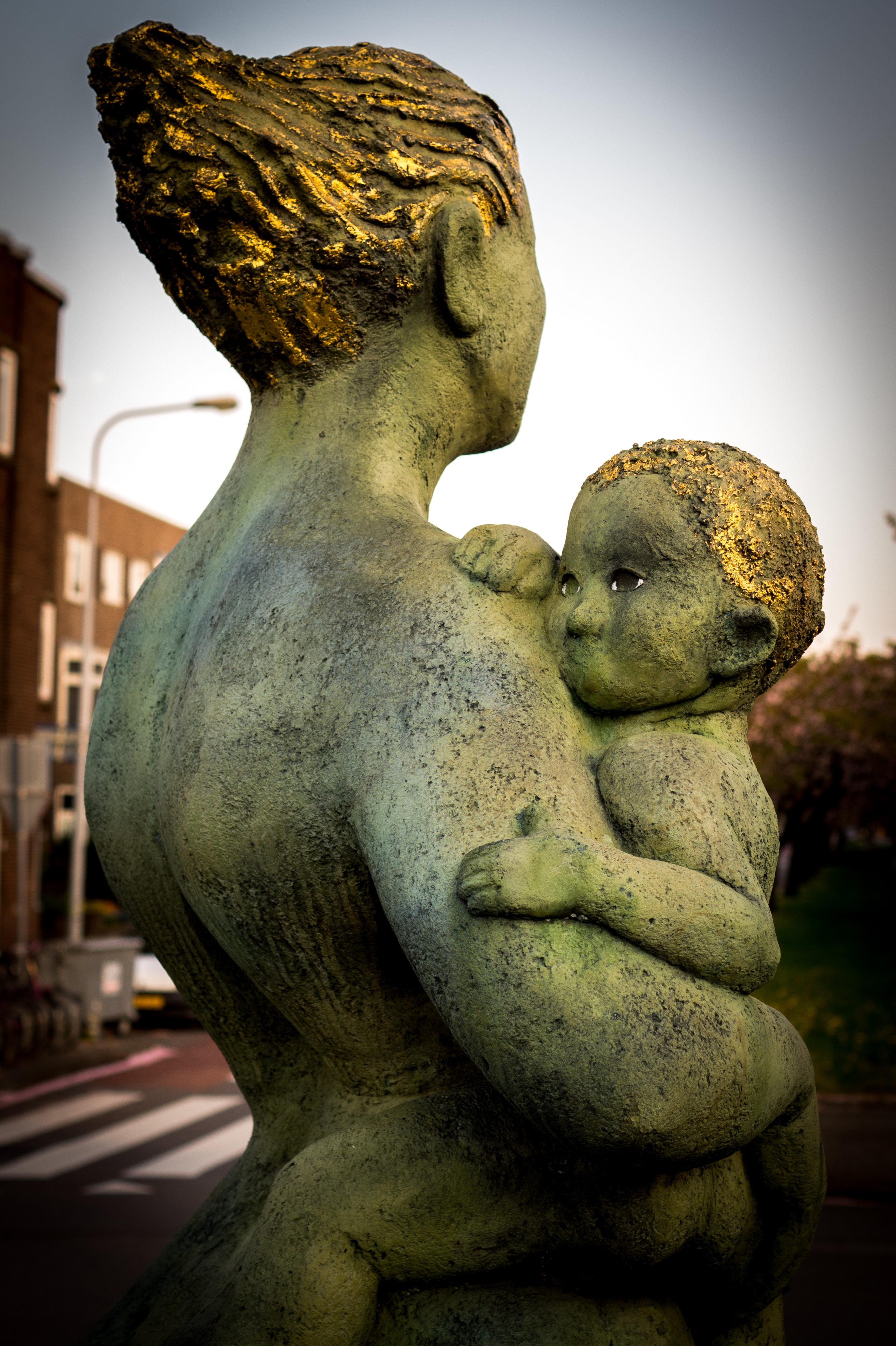 mother and child statue