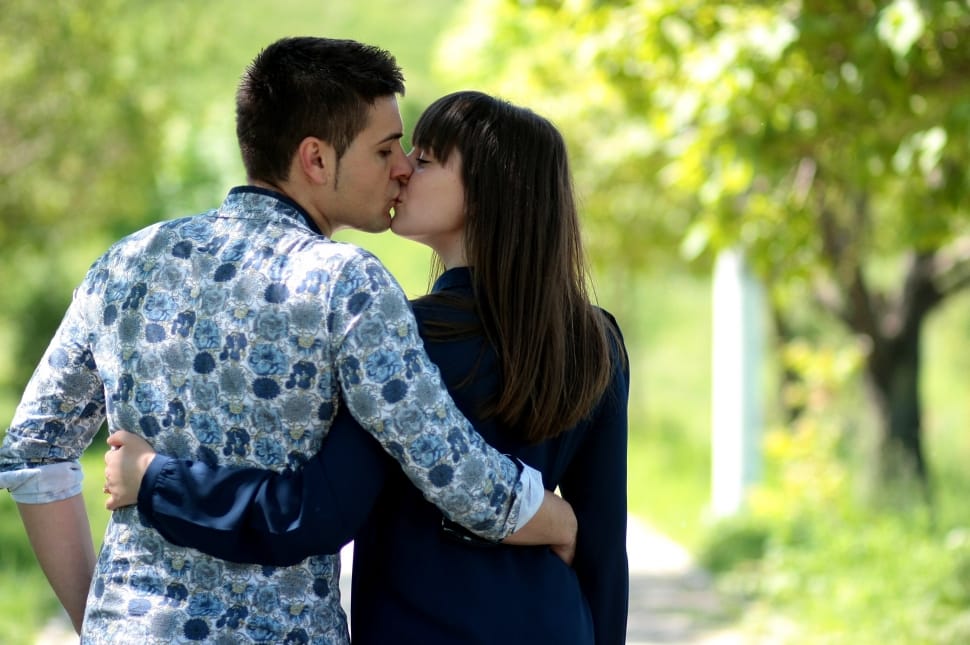couple kissing preview