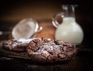 2 chocolate cookies thumbnail
