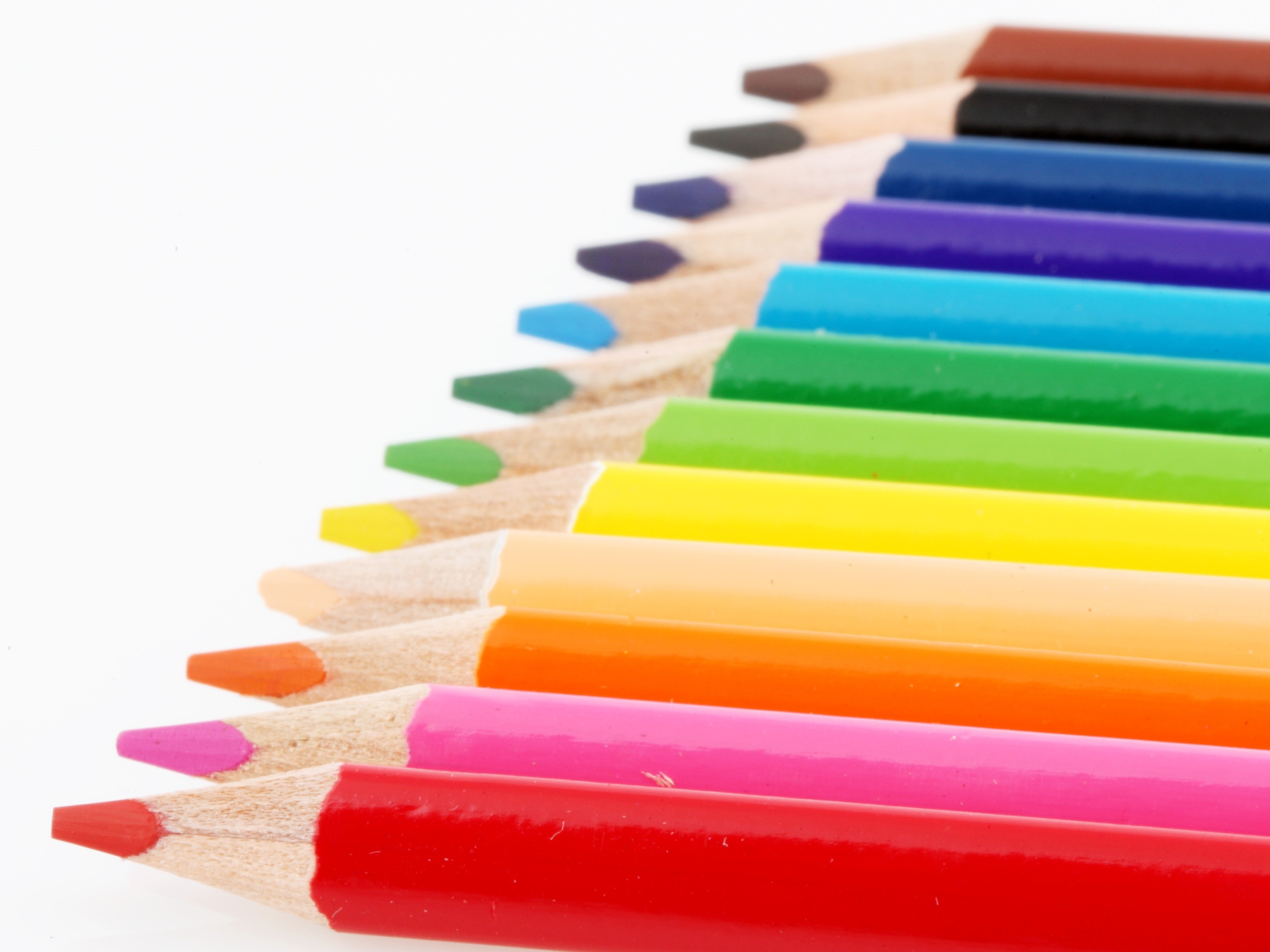Цветные карандаши и краски