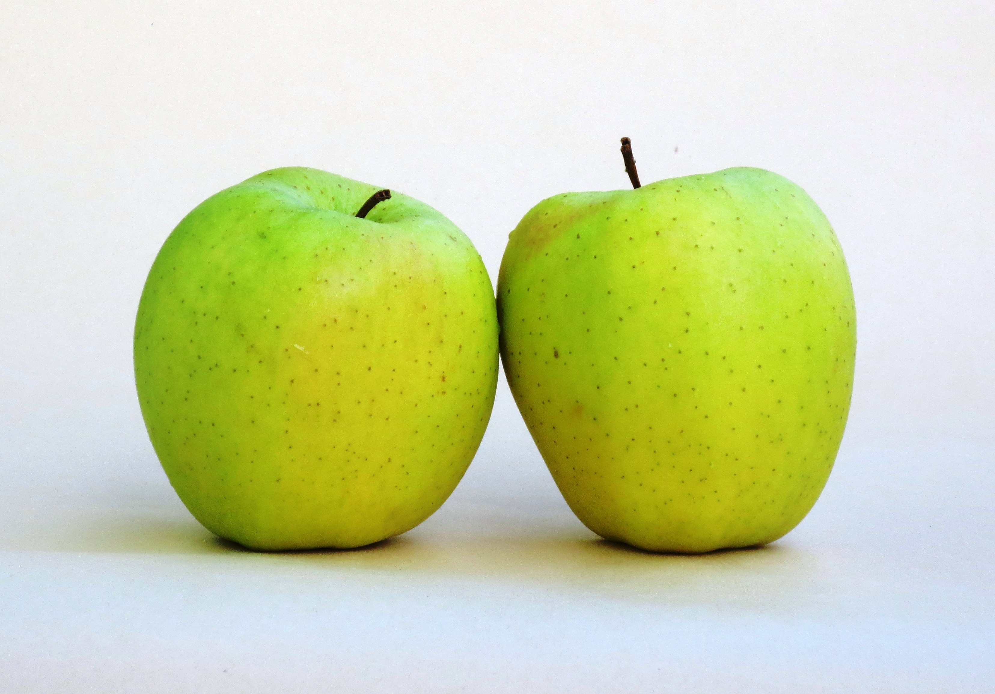 2 green apples