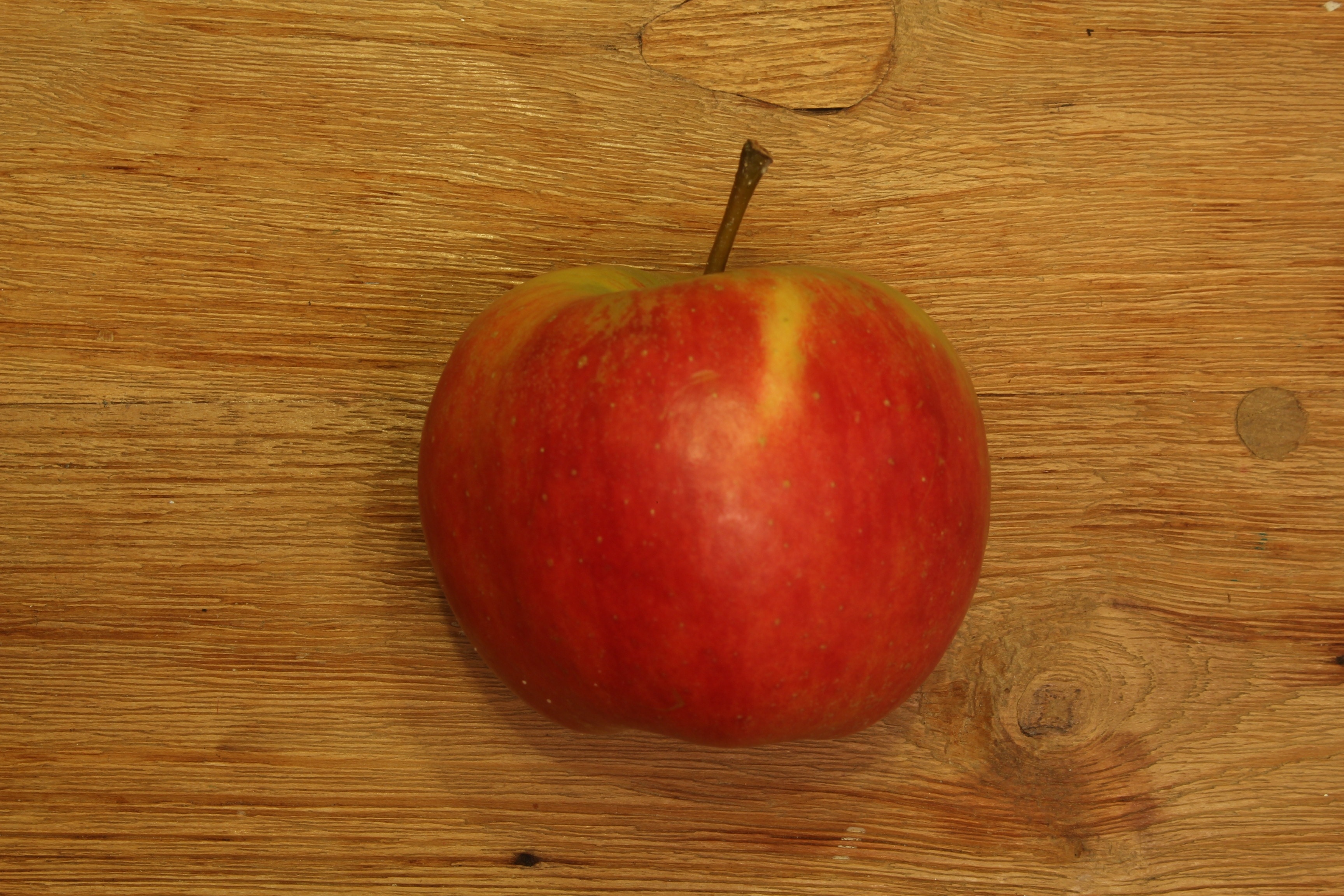 Сон есть красные яблоки. Яблоко на столе рисунок. Яблоко из дерева. Яблоко лежит на столе. Дощечка яблоко.