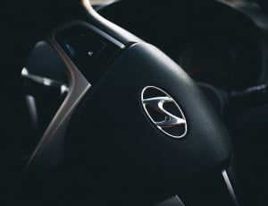 black hyundai multi function steering wheel turning right thumbnail
