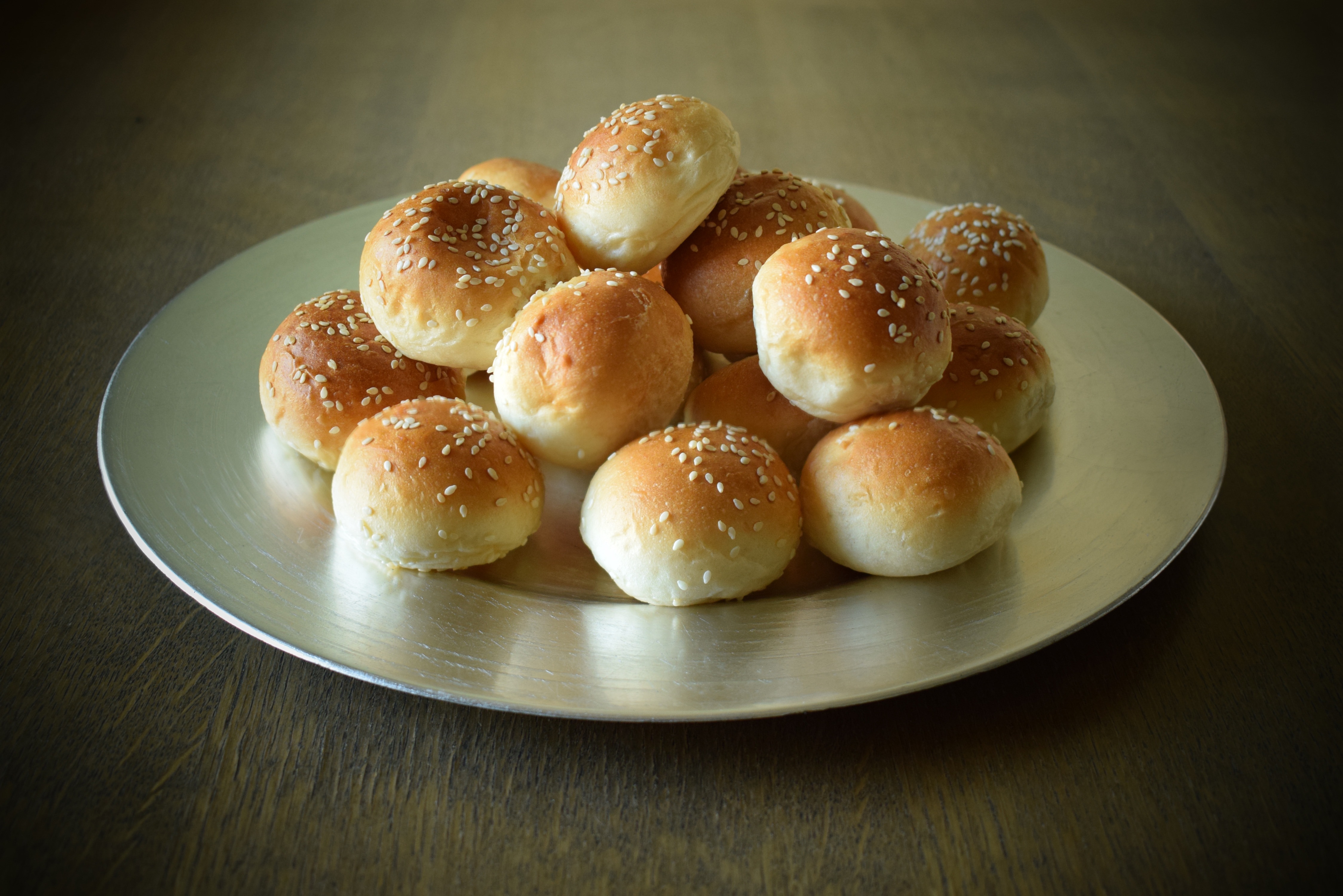 bread with sesame seeds toppings lot